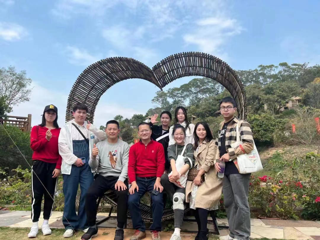 谢清果与学生在山海步道踏青.jpg