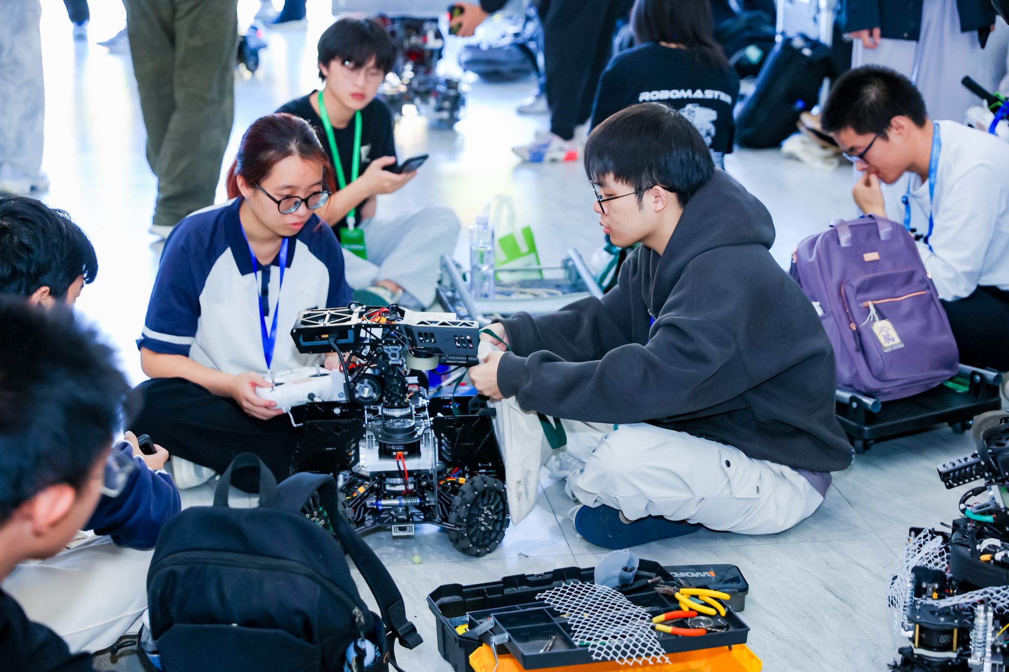 2025年福建省大学生机器人大赛暨海峡两岸大学生机器人竞赛与工程教育交流会现场.jpg