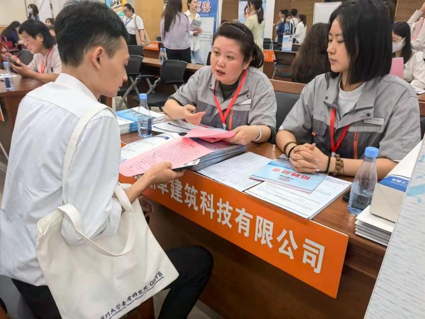 厦门大学港澳台学生就业暨实习专场招聘会现场.jpg