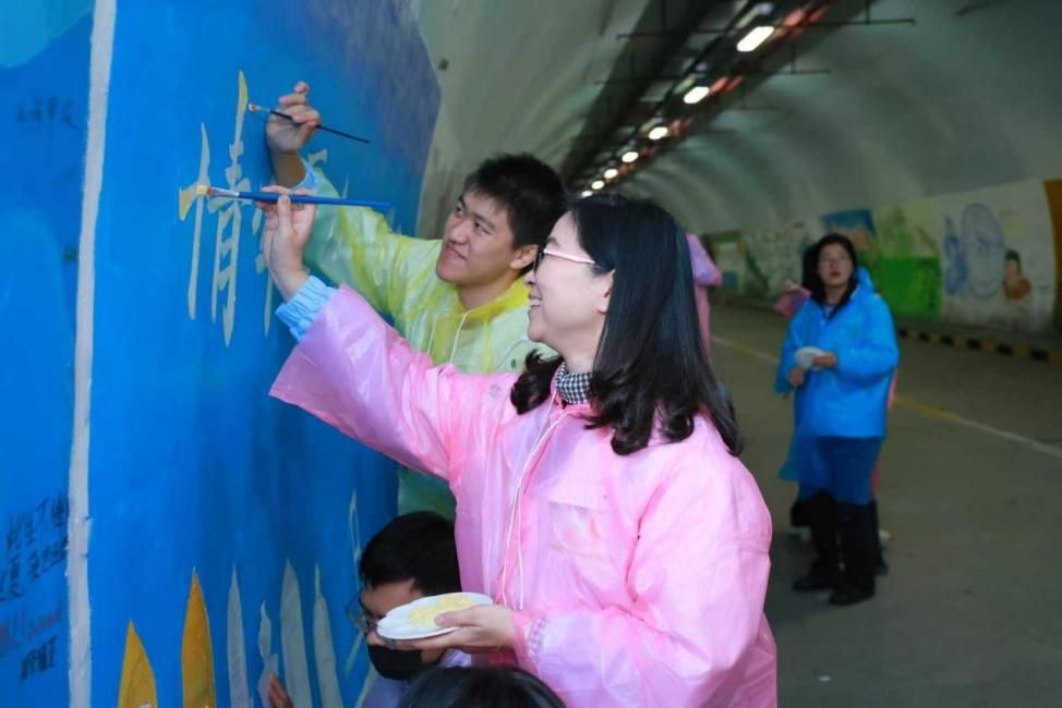 “情牵厦金”两岸青年学子文化研习营学生在厦门大学芙蓉隧道进行涂鸦.jpg