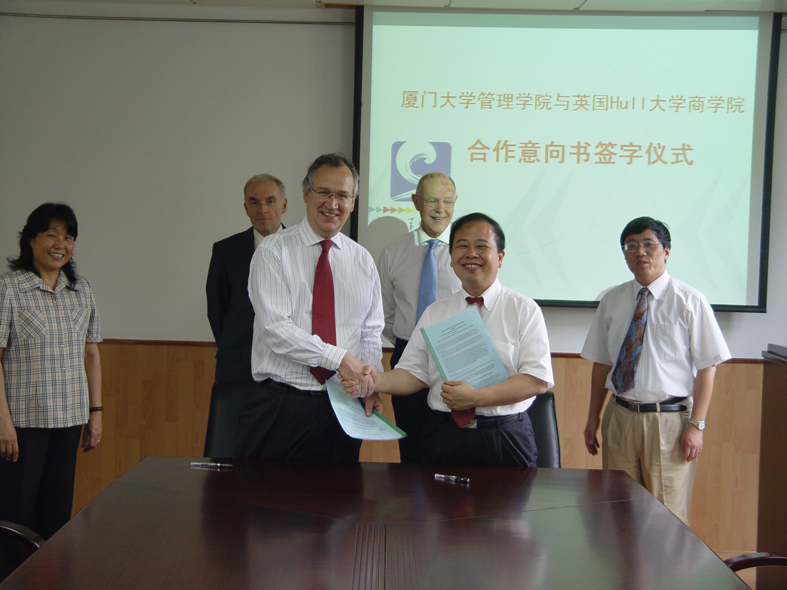 图2 翁君奕与英国赫尔大学商学院签署合作意向书.JPG