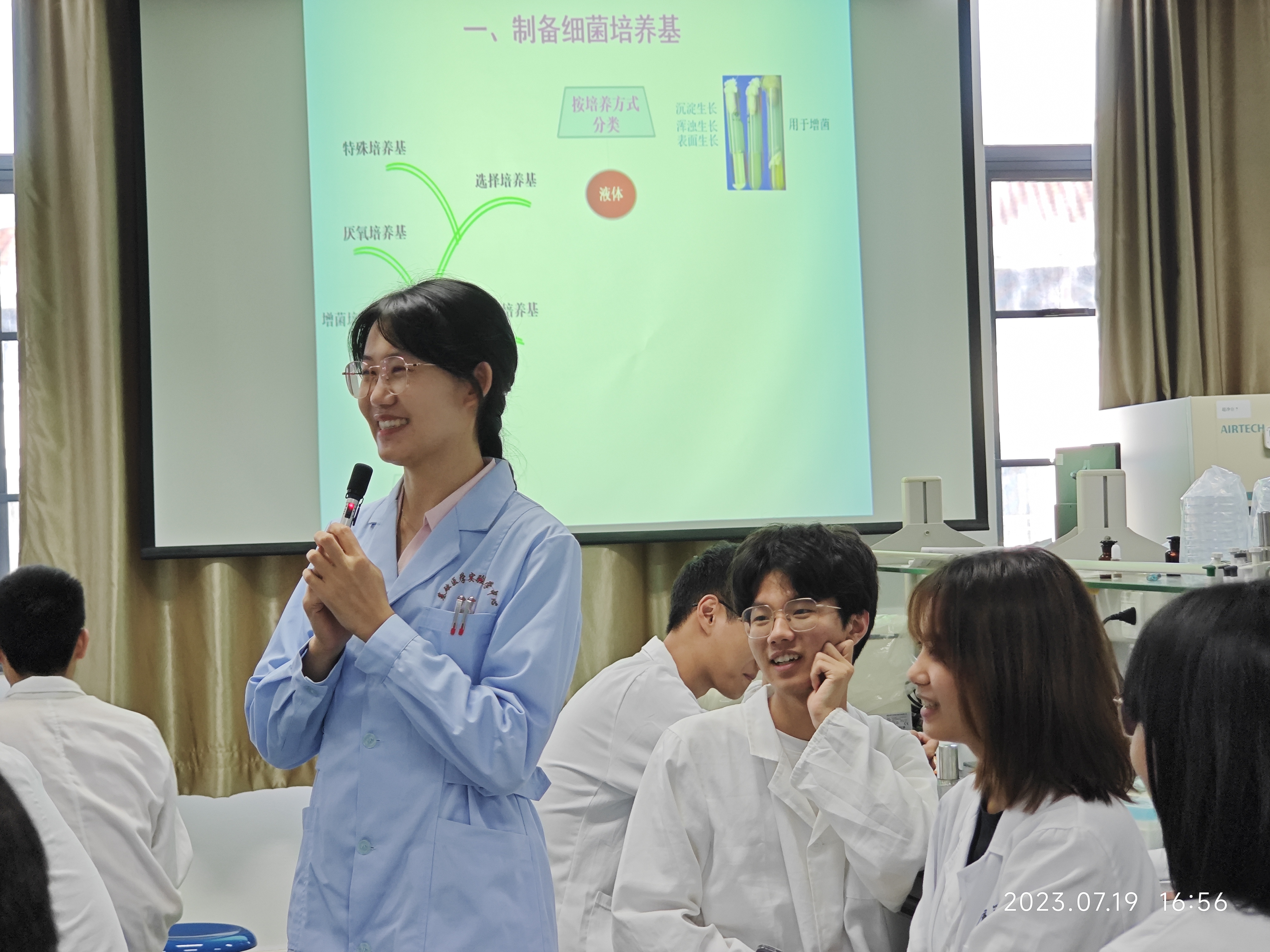梁青在课堂上.jpg