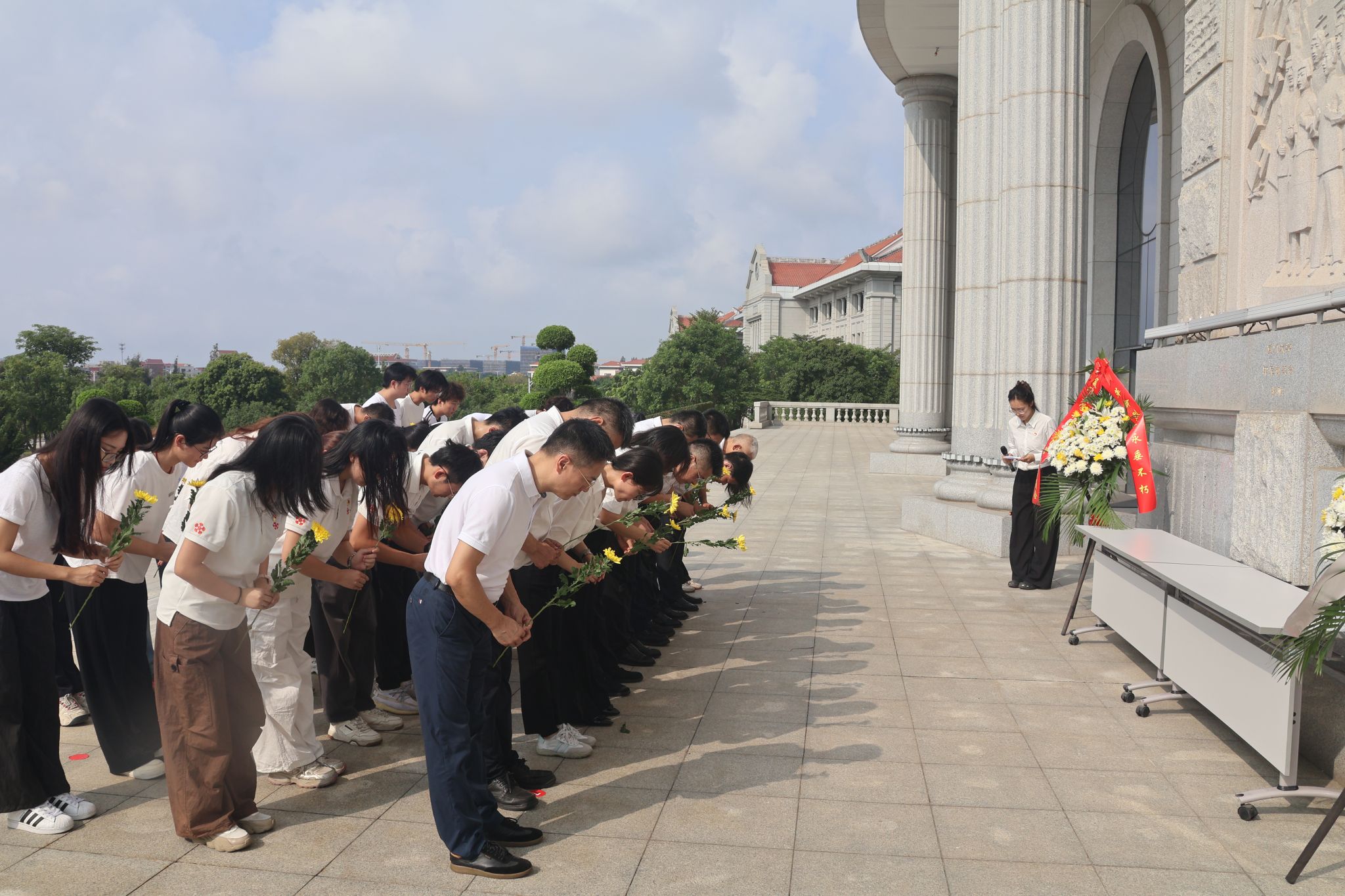 师生向罗扬才浮雕行三鞠躬礼(翔安校区).jpg