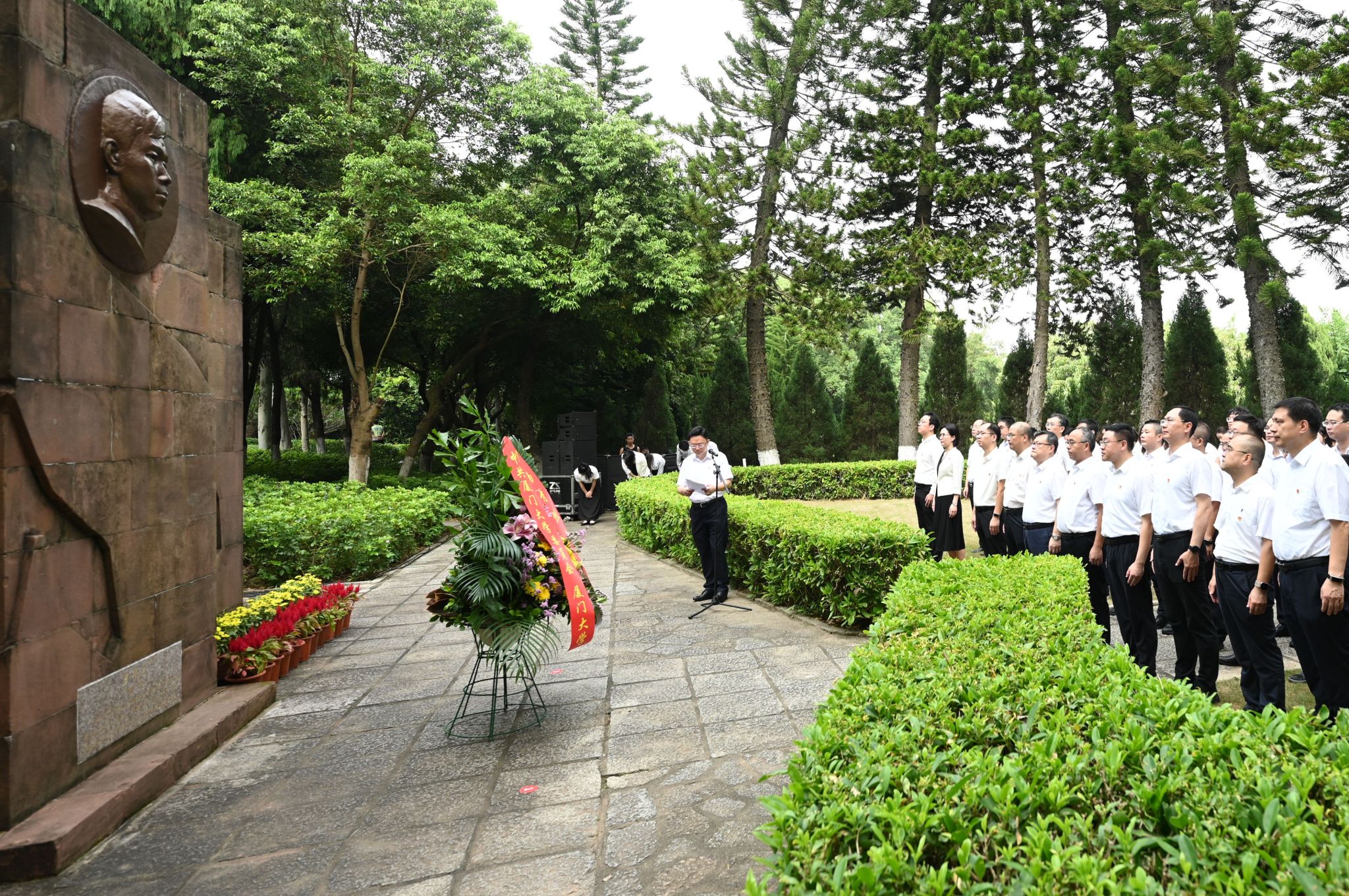 厦门大学2026年烈士纪念日祭奠英烈暨向罗扬才烈士雕像敬献花篮仪式举行(思明校区).jpg