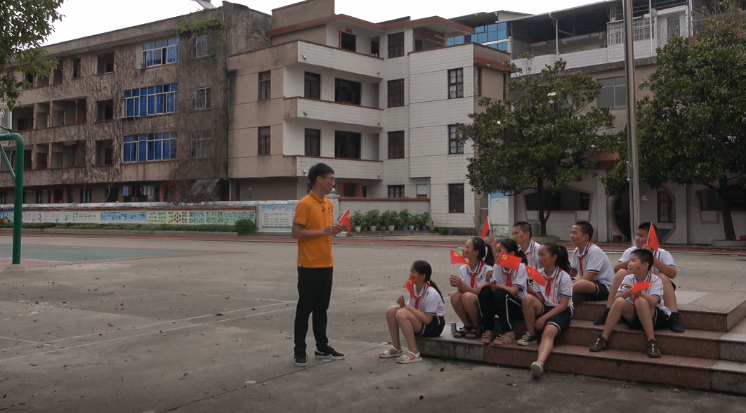 7.1+3+国旗下与小学生一起.png