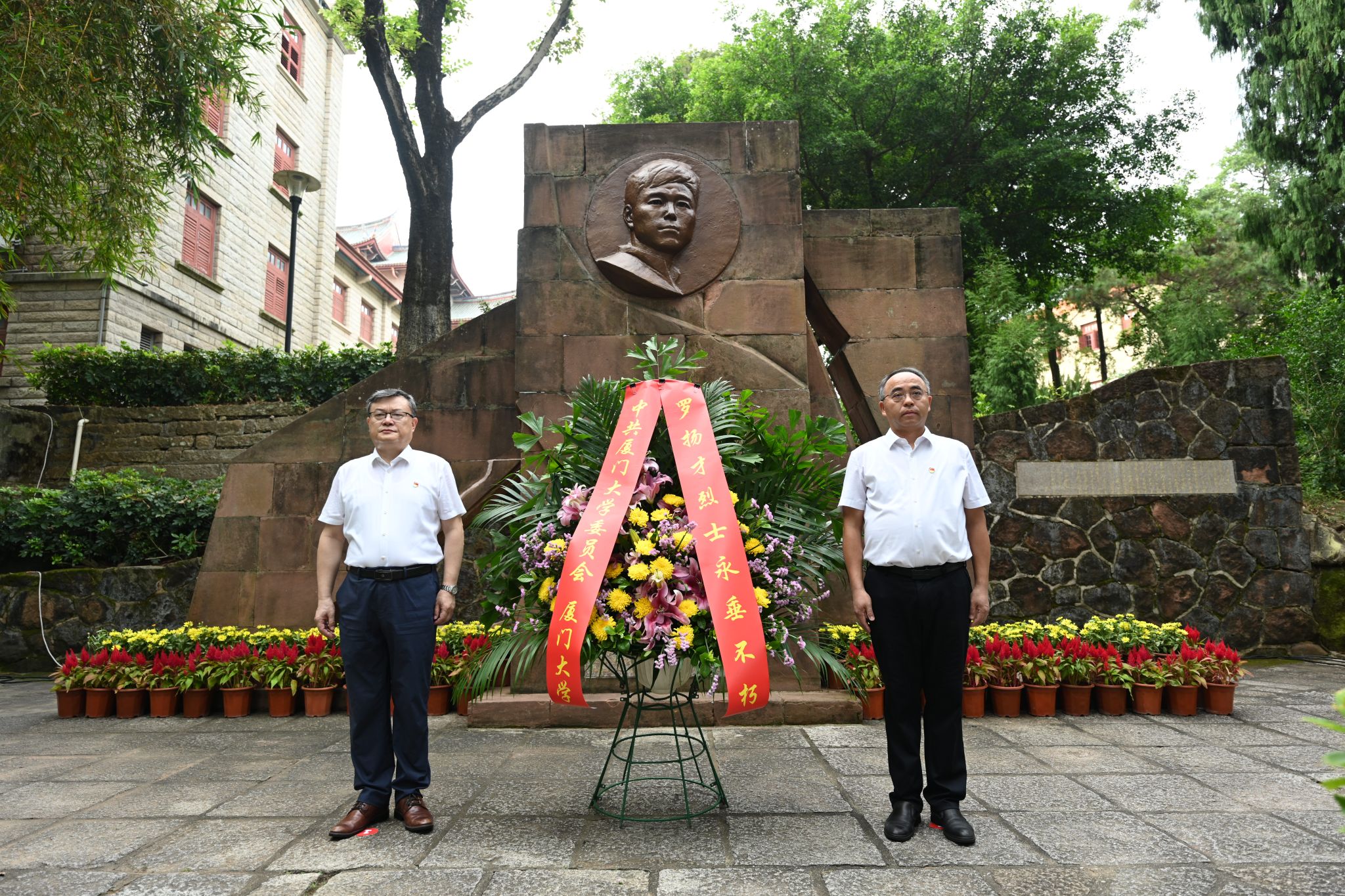 张荣、胡文平代表学校向罗扬才烈士雕像敬献花篮(思明校区).JPG