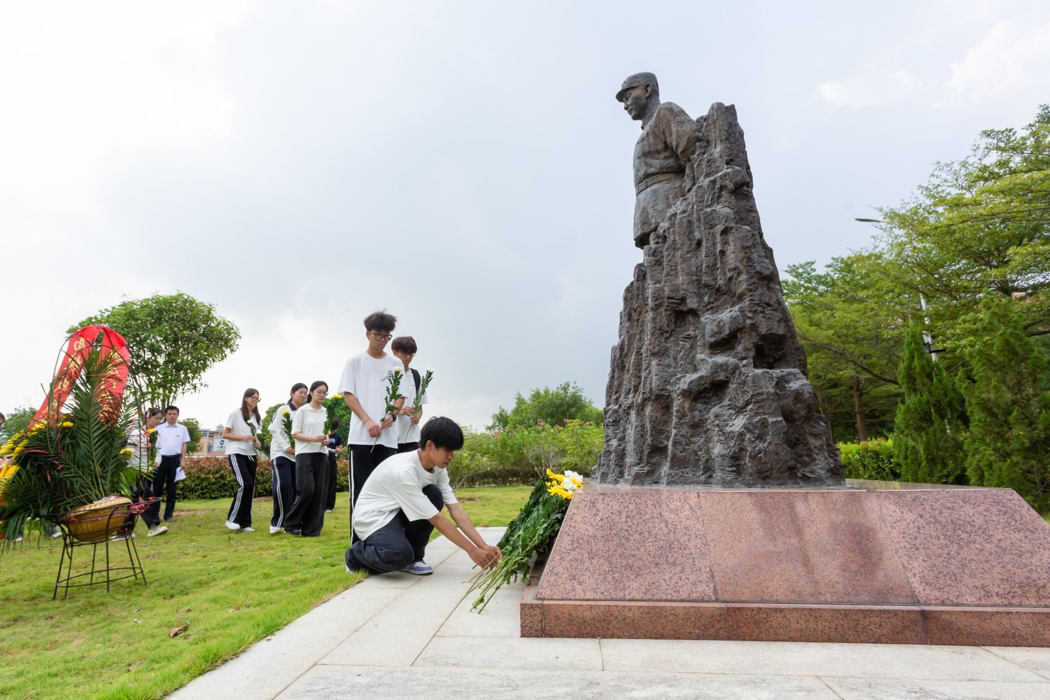 学生向高捷成烈士铜像敬献鲜花(漳州校区).jpg