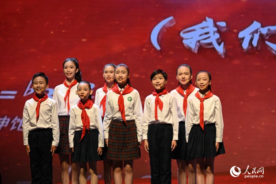 孩子们用“音乐思政课”的形式,演绎少先队队歌《我们是共产主义接班人》是如何诞生的。人民网 焦艳摄