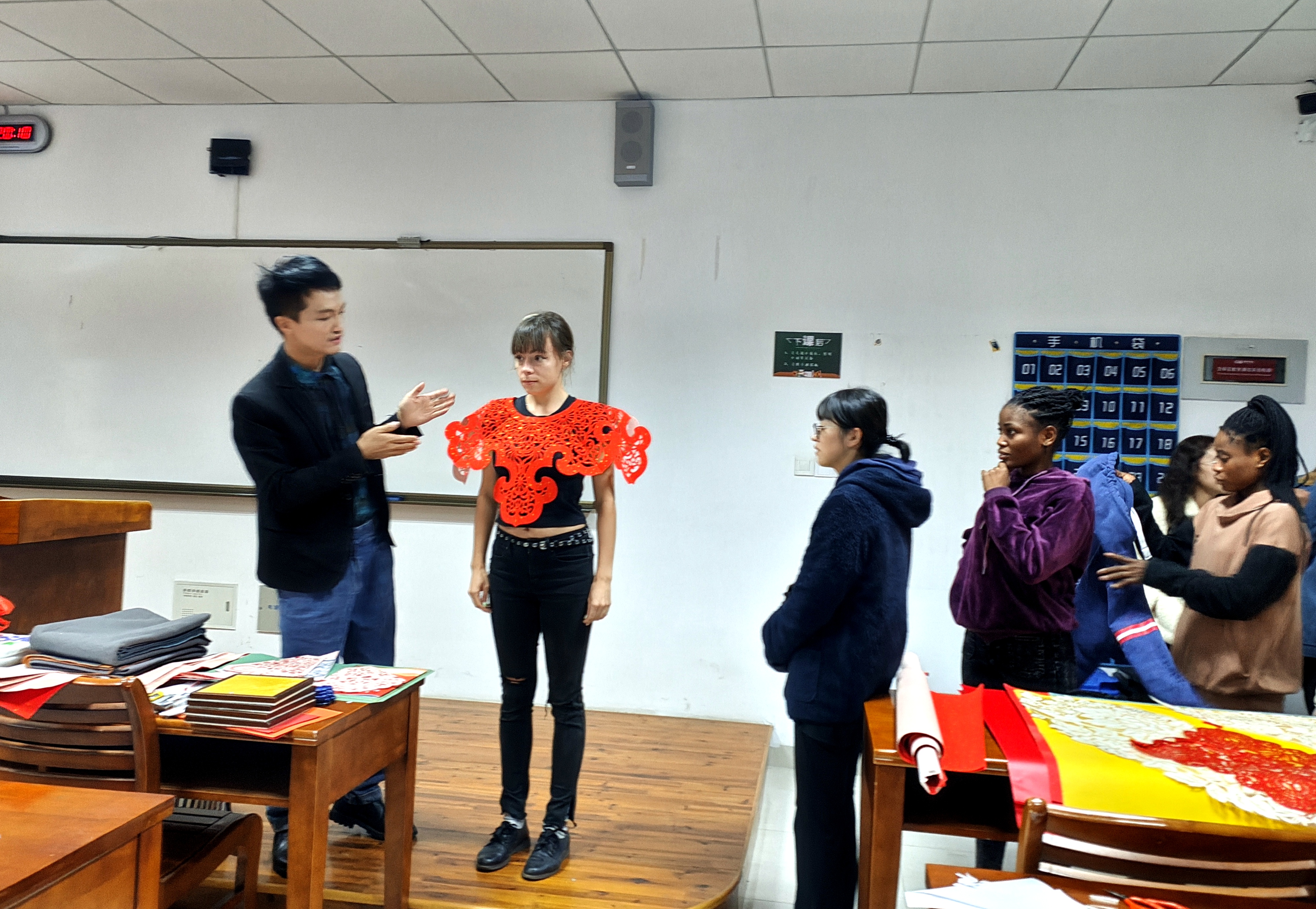 2 非遗进课堂之漳浦剪纸.jpg