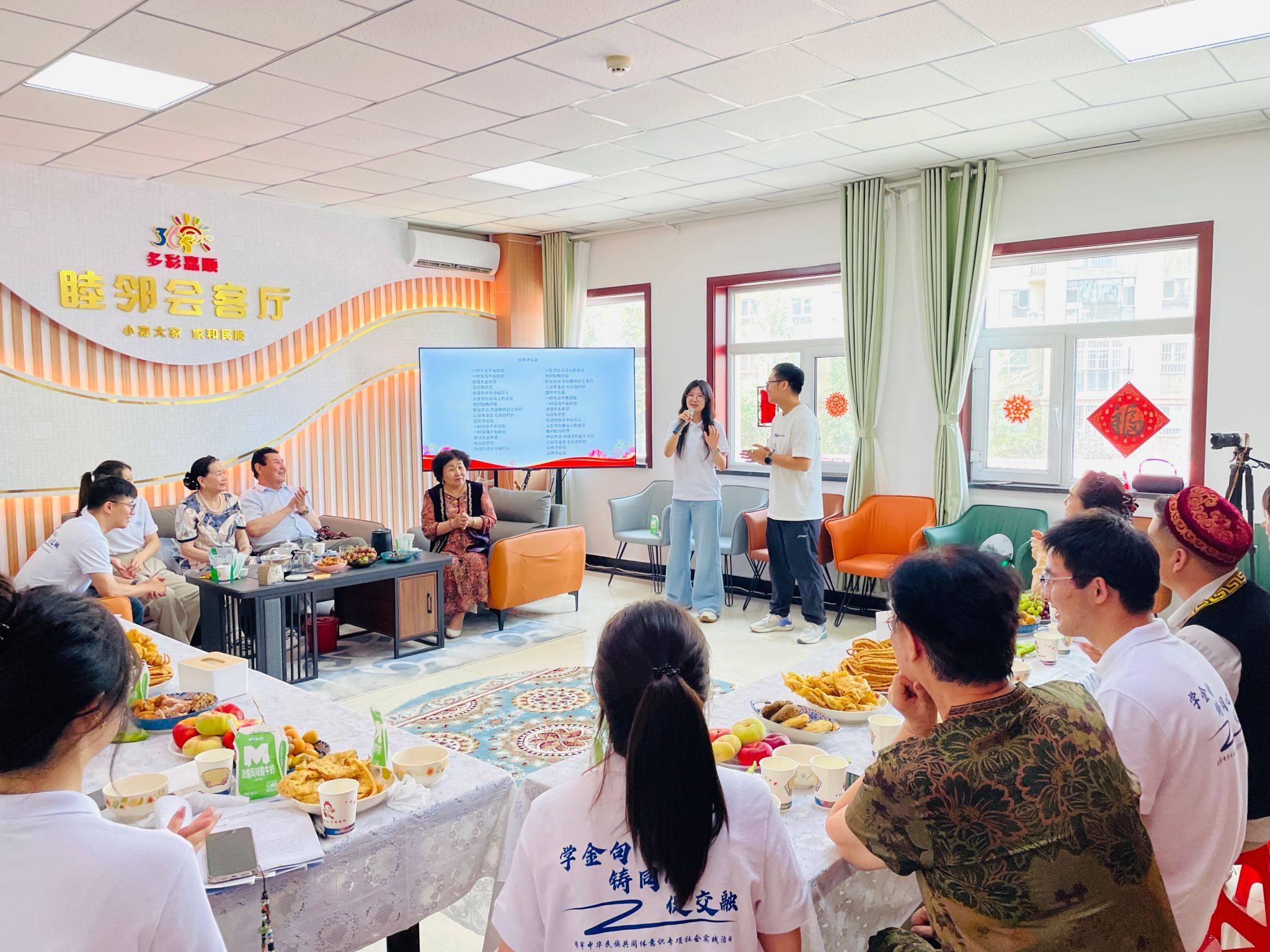 实践队员与各族群众合唱《爱拼才会赢》.jpg