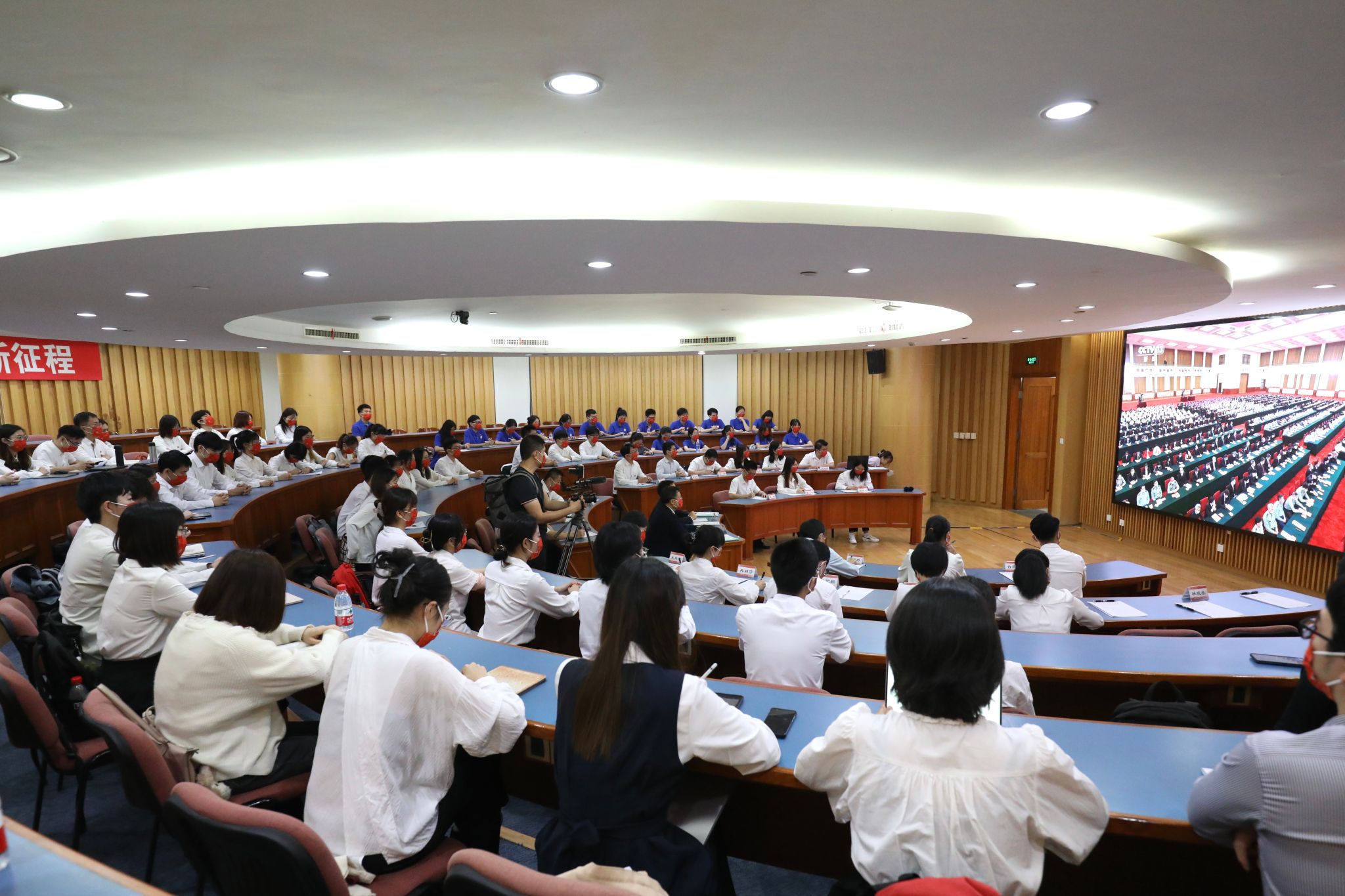 图 1厦门大学党委书记张荣、校长张宗益在主会场同青年学生代表一起收看直播.jpg