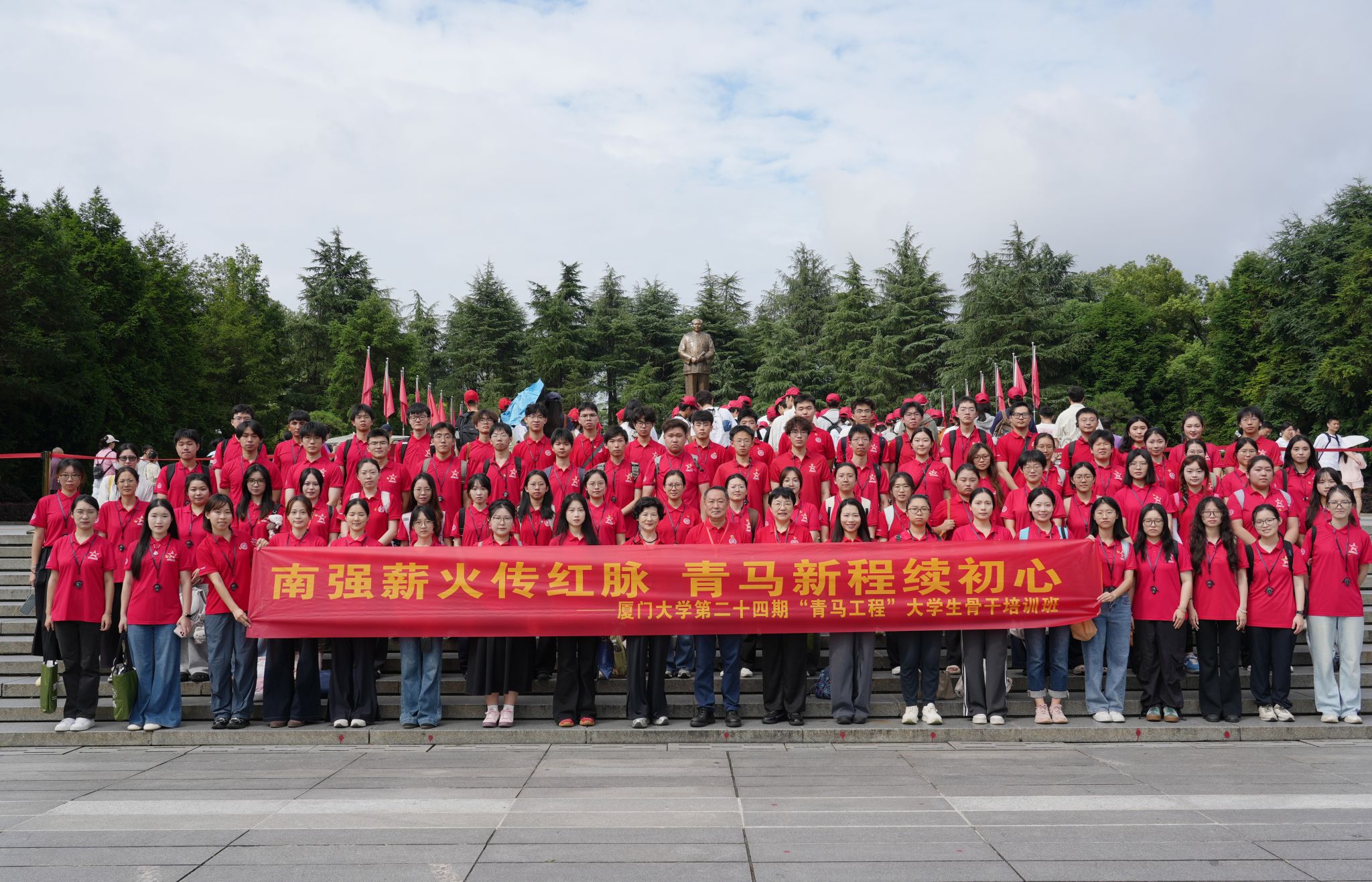 compressed-7.21毛主席铜像合照.jpg