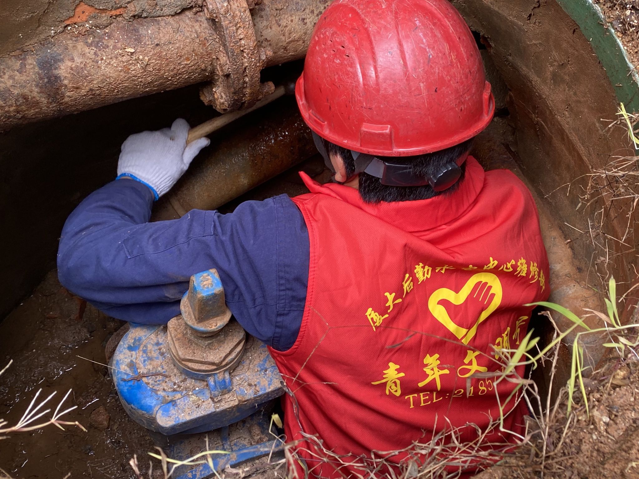 组织节水专项工作排查,高效修复校区漏水点。.jpg
