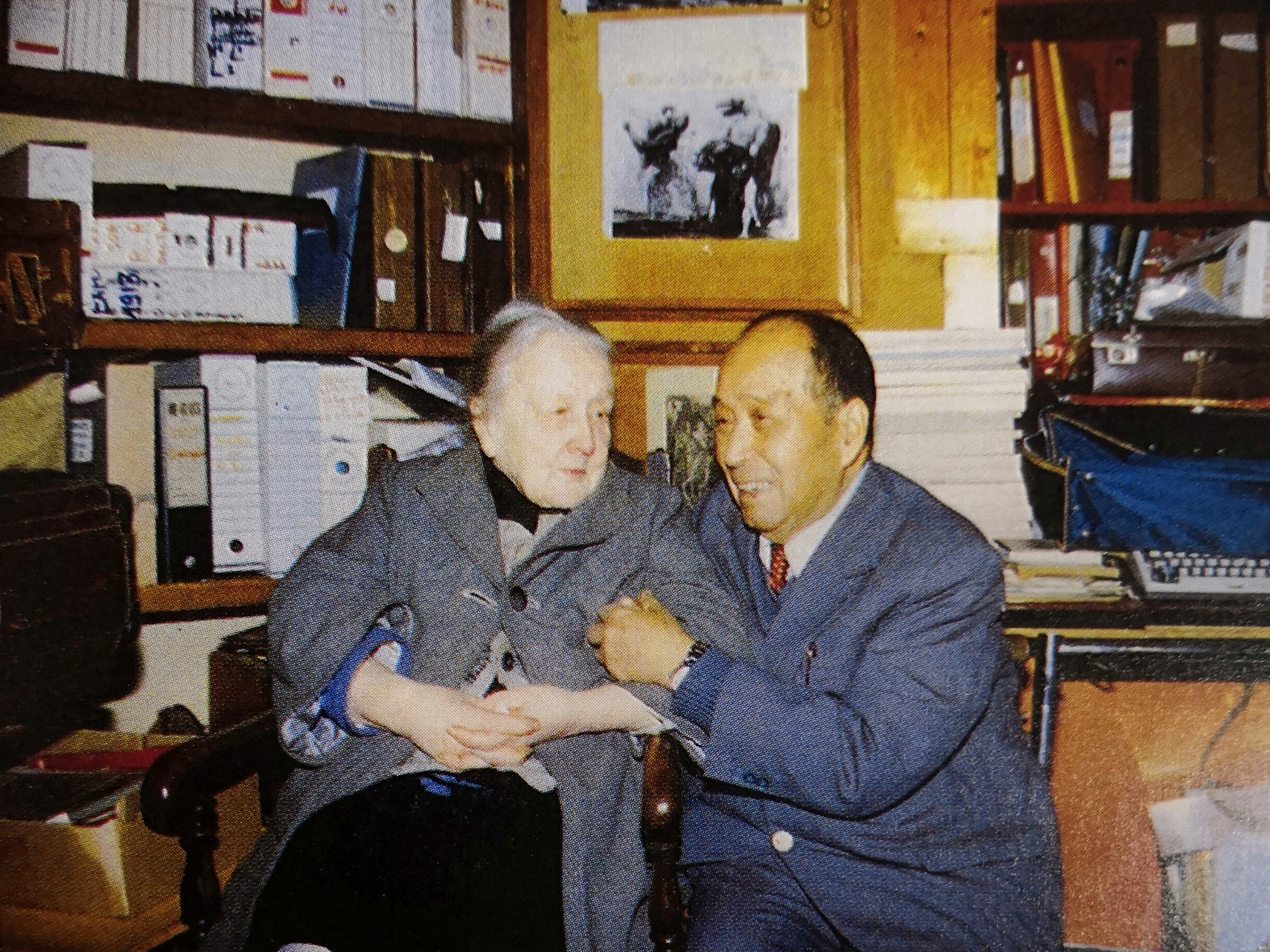 3. 1983年11月汪德耀先生赴法国访问在巴黎与罗曼·罗兰夫人亲切交谈.jpg