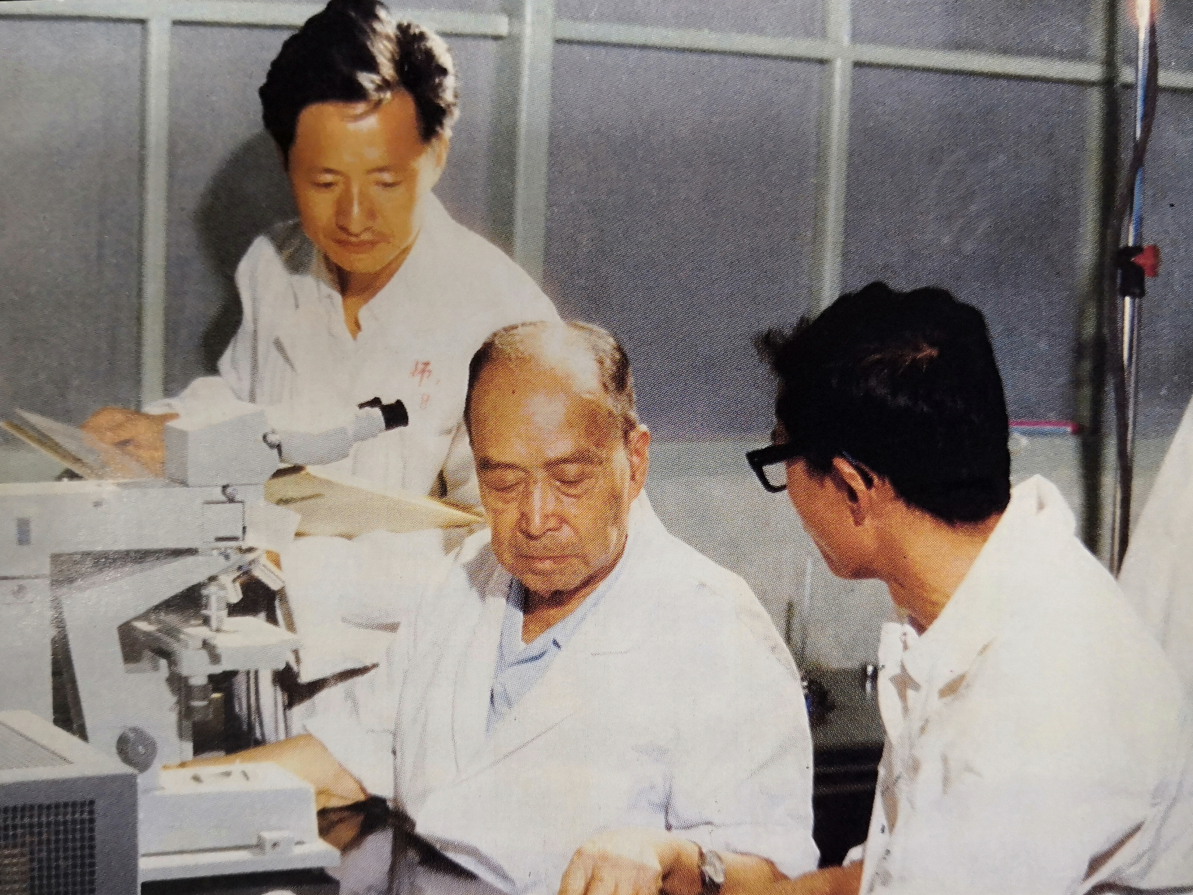 5. 汪德耀教授和他的助手陈厦山教授和李棋福博士在实验室.jpg