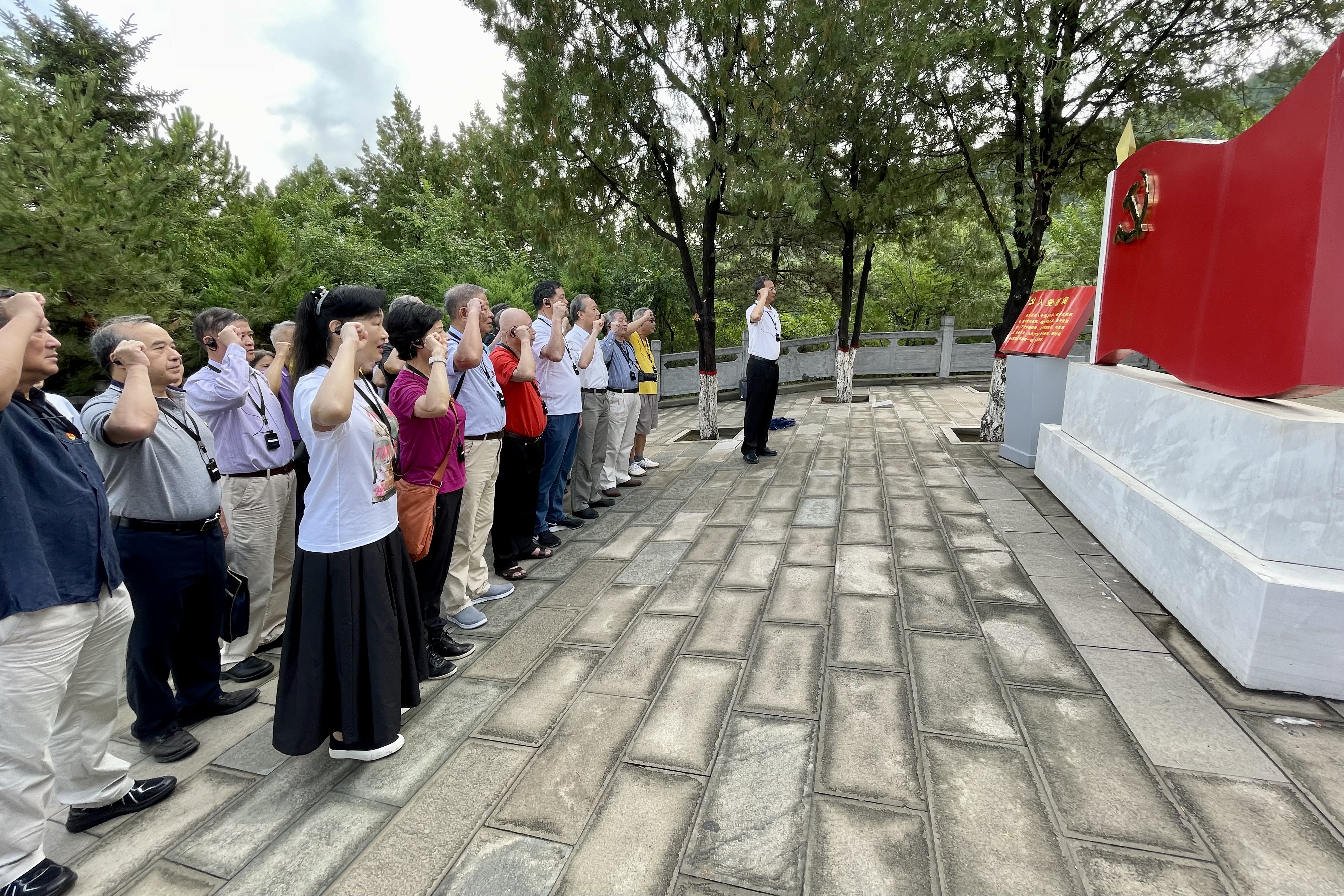 宝塔山宣誓1.jpg