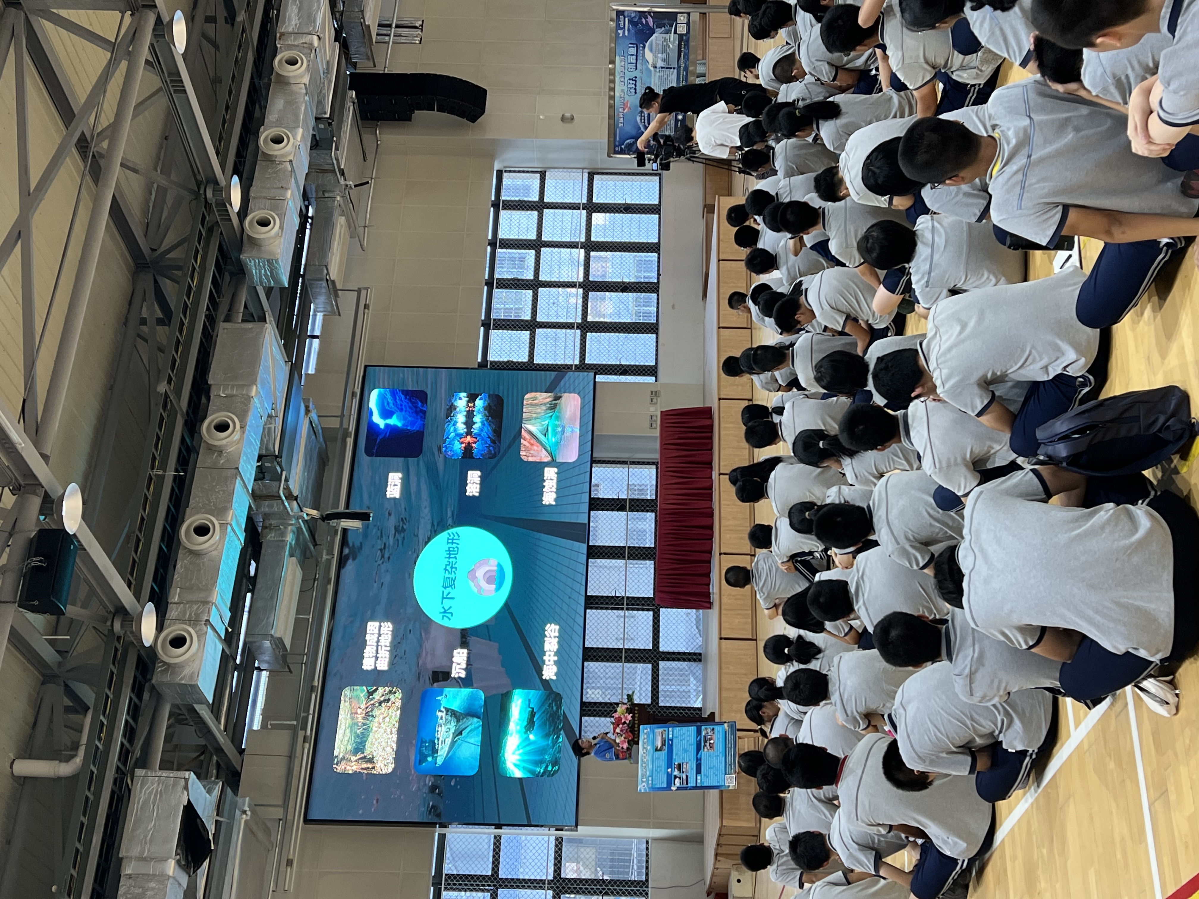 学生讲解比赛机器人.jpg