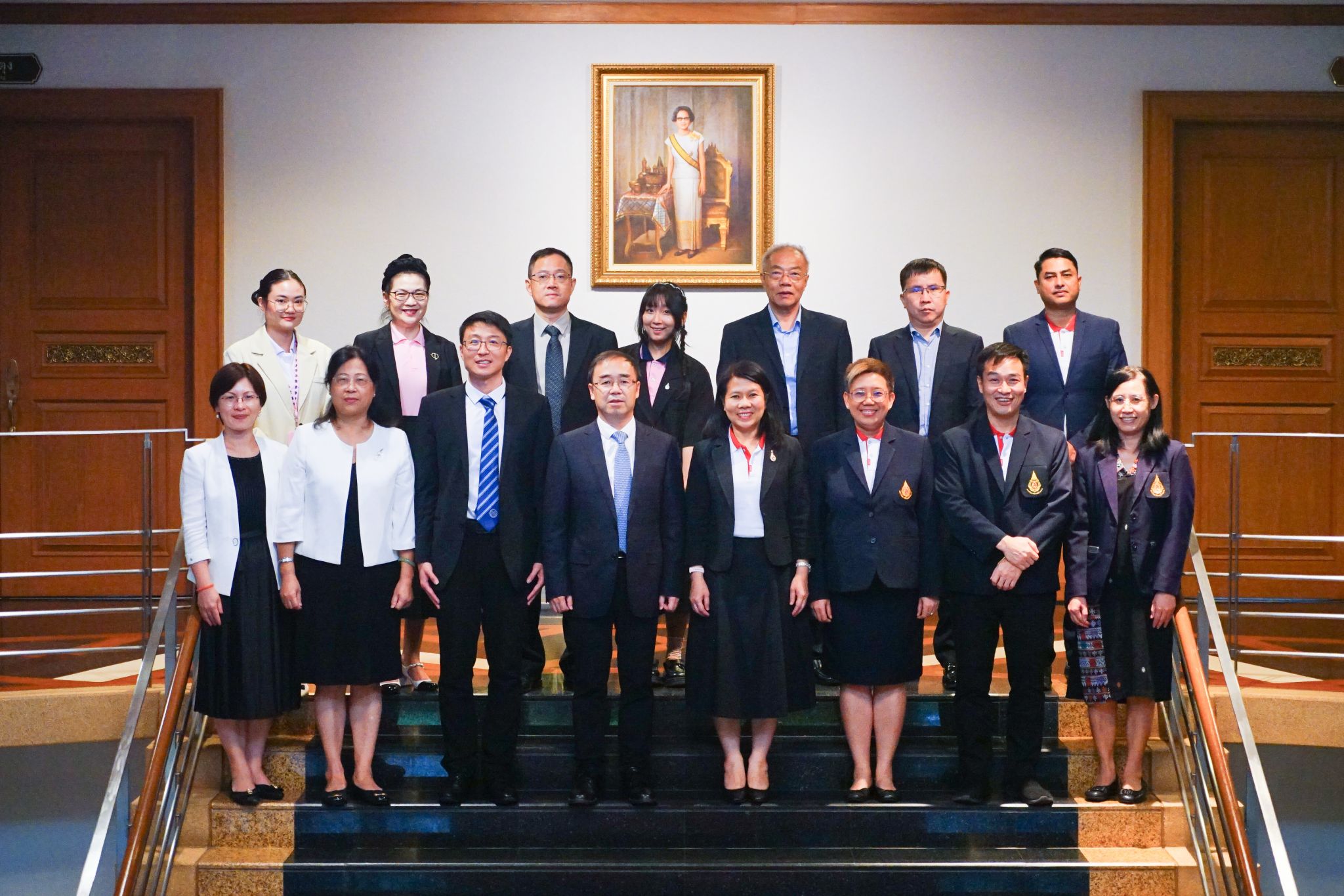 代表团与皇太后大学校领导合影.jpg