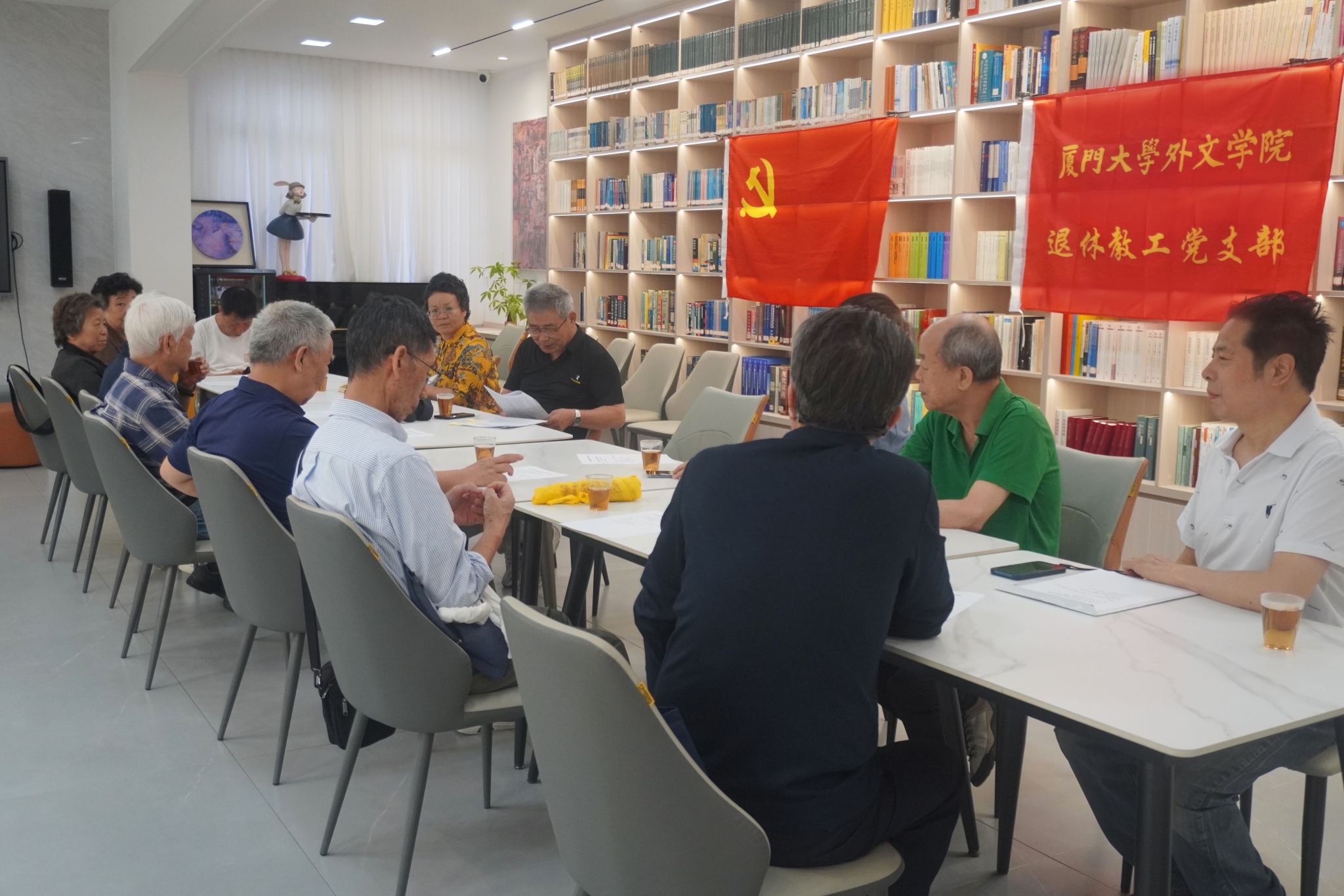 20250527 外文学院退休教工党支部开展主题党日活动 (1).jpg