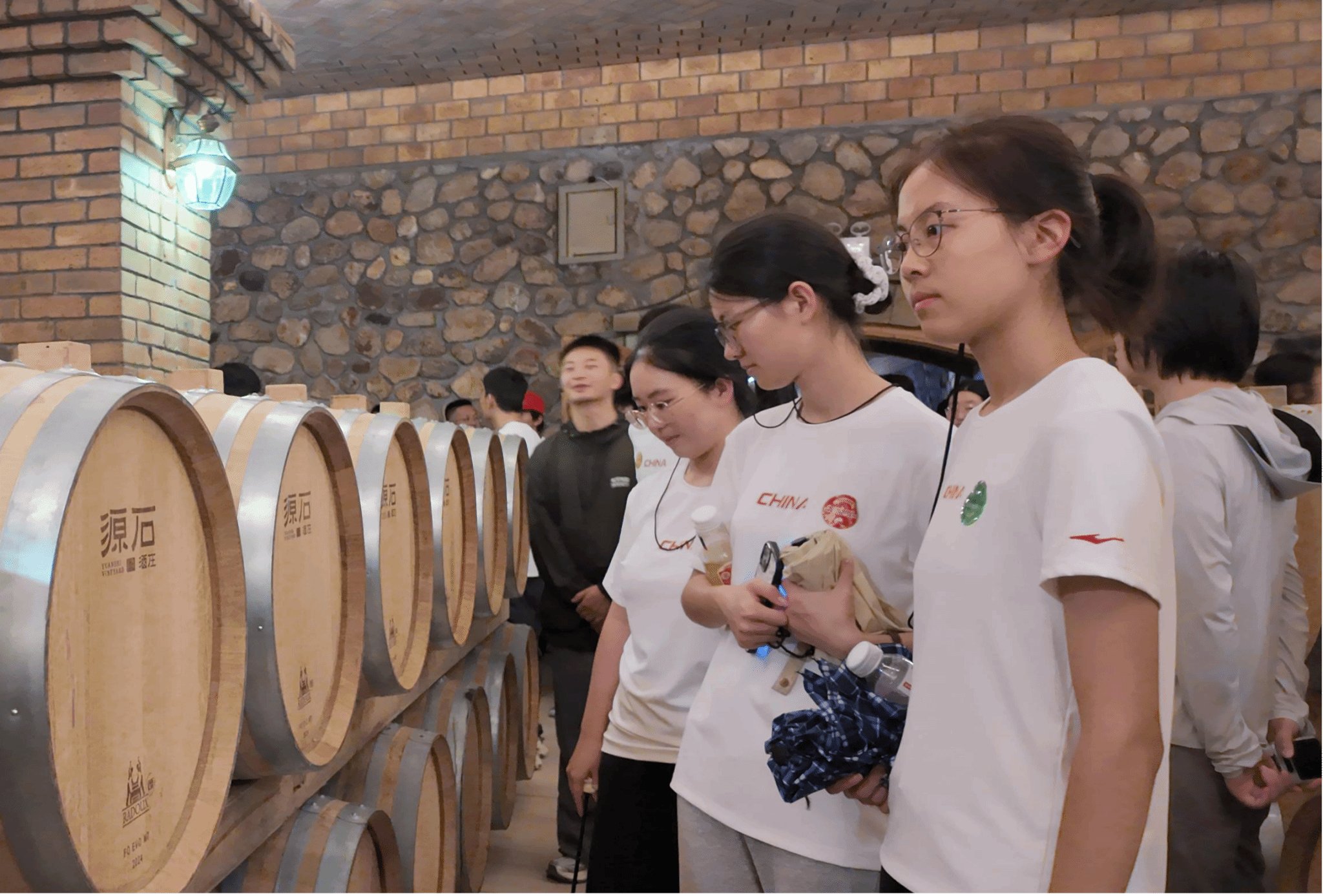 图6:师生参观源石酒庄酿造空间.png