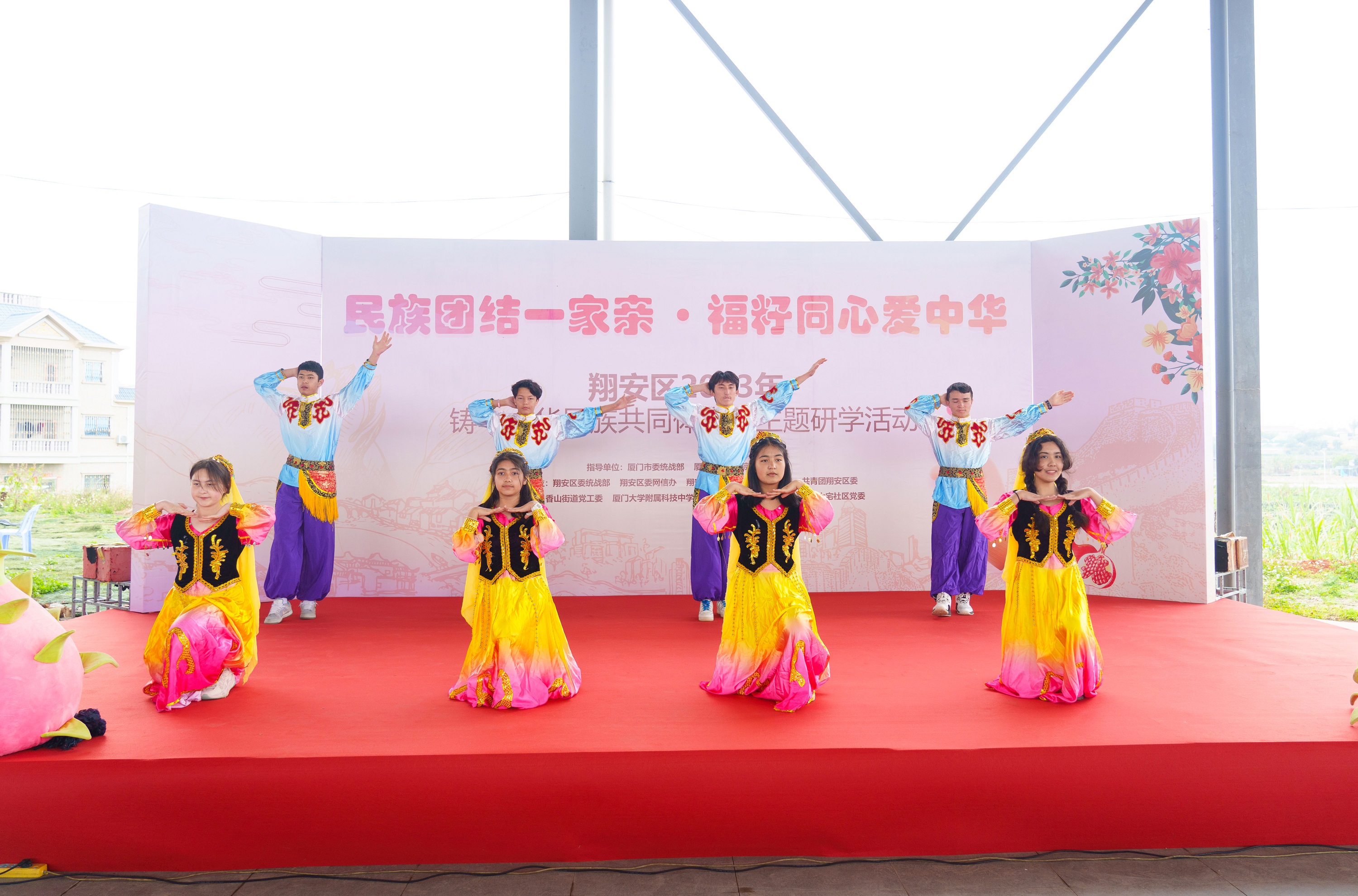 图8 民族舞蹈表演.jpg