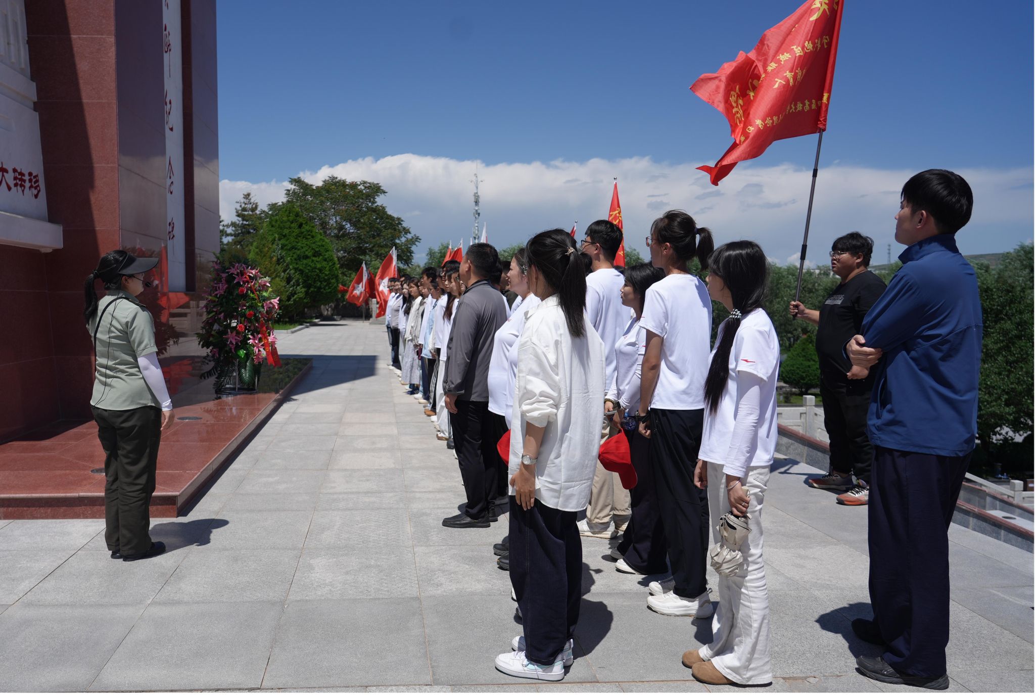 图8:学员为革命先烈敬献花篮.jpg