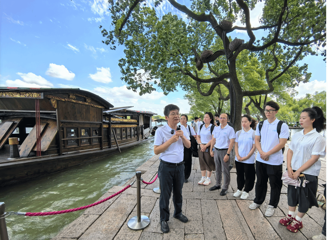 图2 徐进功教授在南湖红船为实践队师生讲授思政微课.png