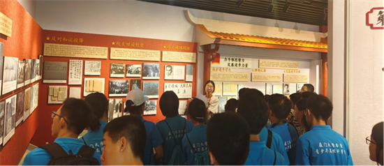 参观革命史馆 主办方供图.png