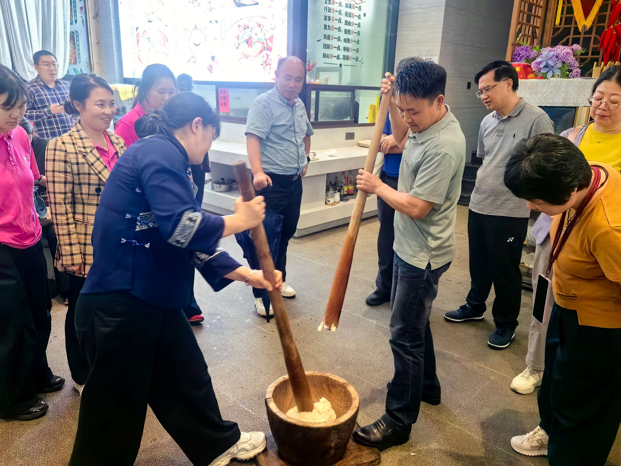 兴义打糍粑.jpg