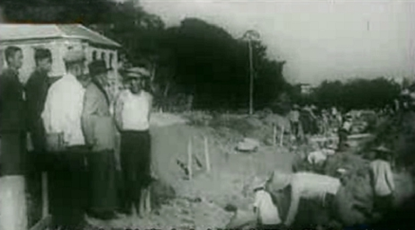 陈嘉庚视察工地.png