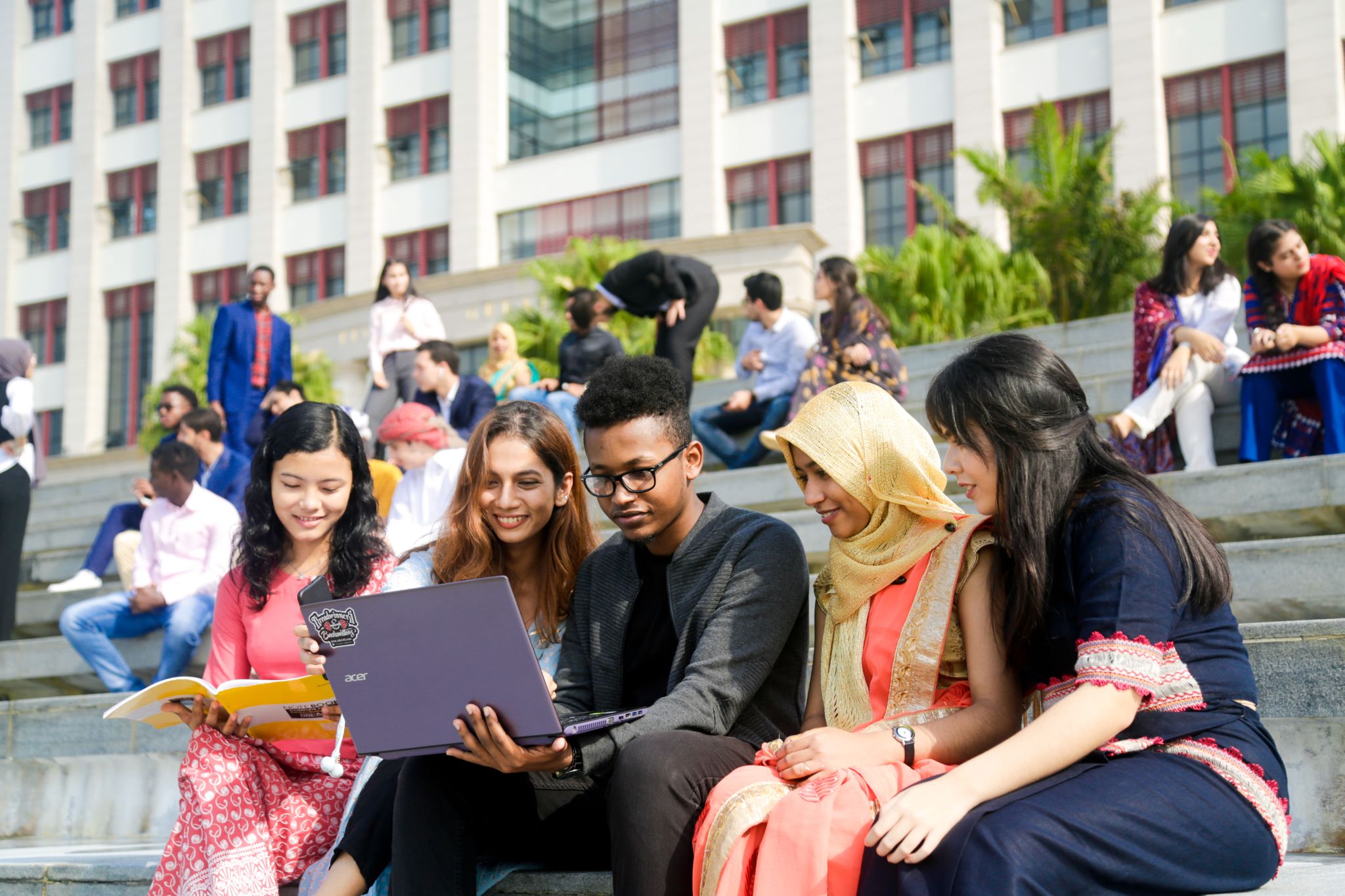 4.不同国家的学生在分校学习生活.jpg