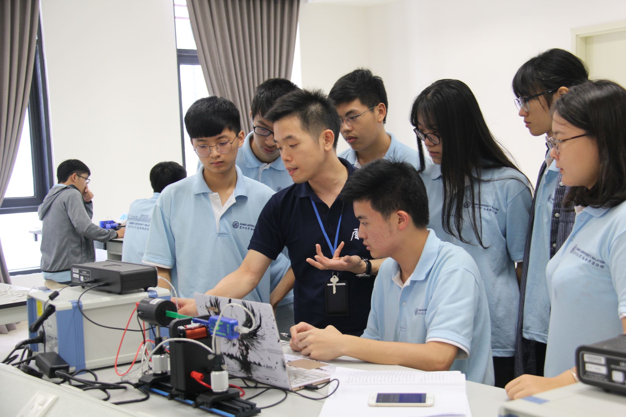 2.分校学生在老师指导下开展科研实践.jpg