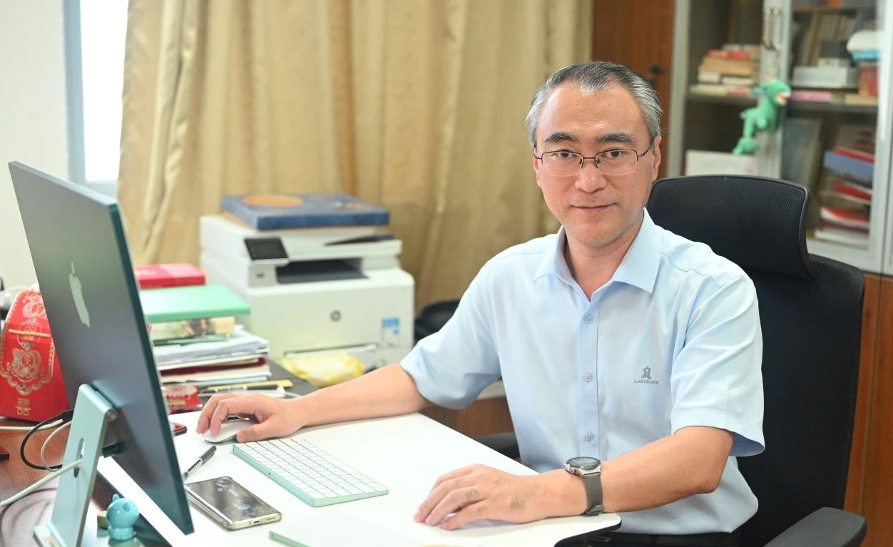 于鑫在办公室.png