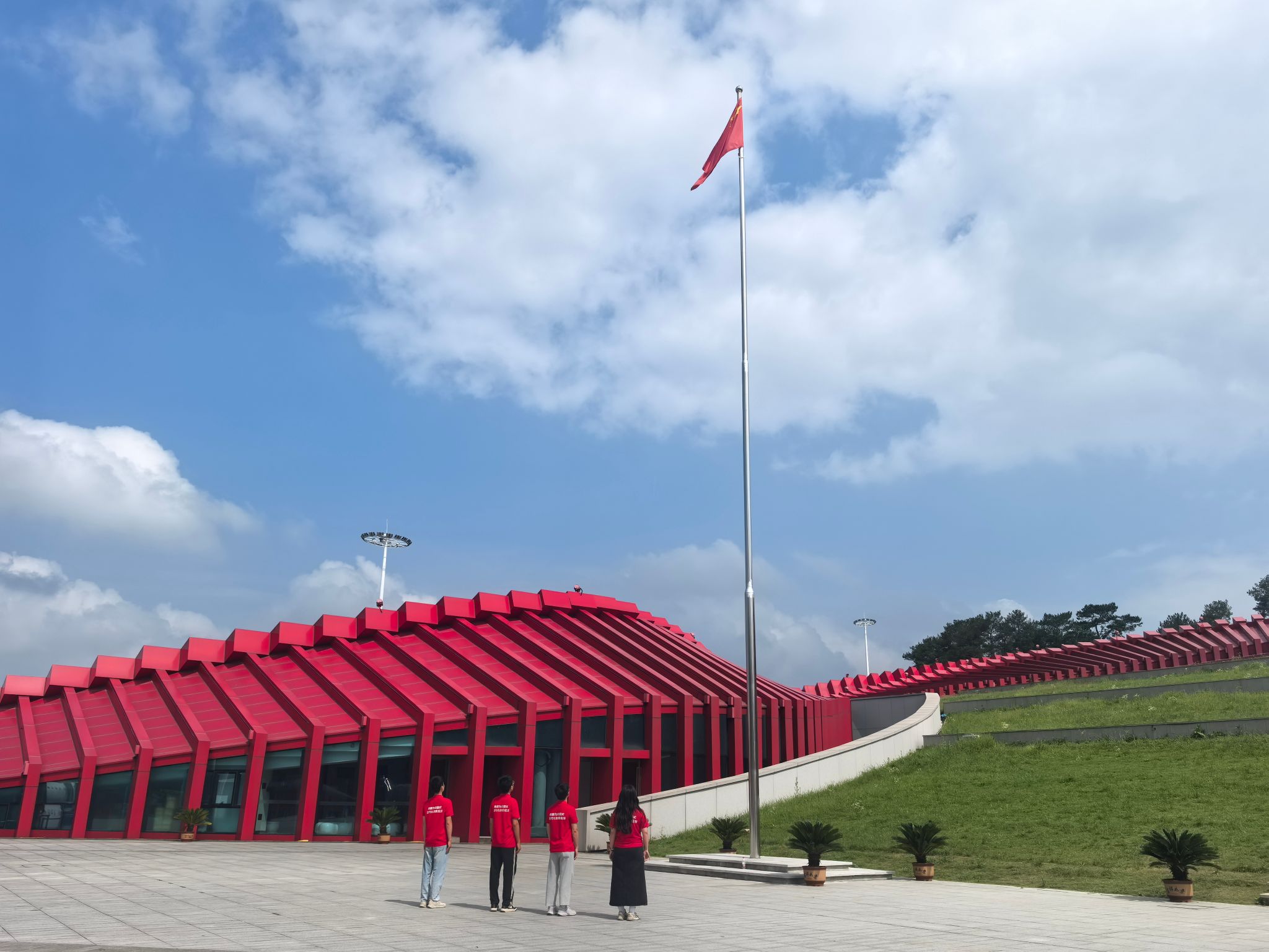 图9 实践队在国旗下表白.jpg