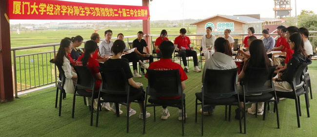 学生社团马克思主义政治经济学学习社在宁夏回族自治区银川市贺兰县开展学习调研。厦门大学供图