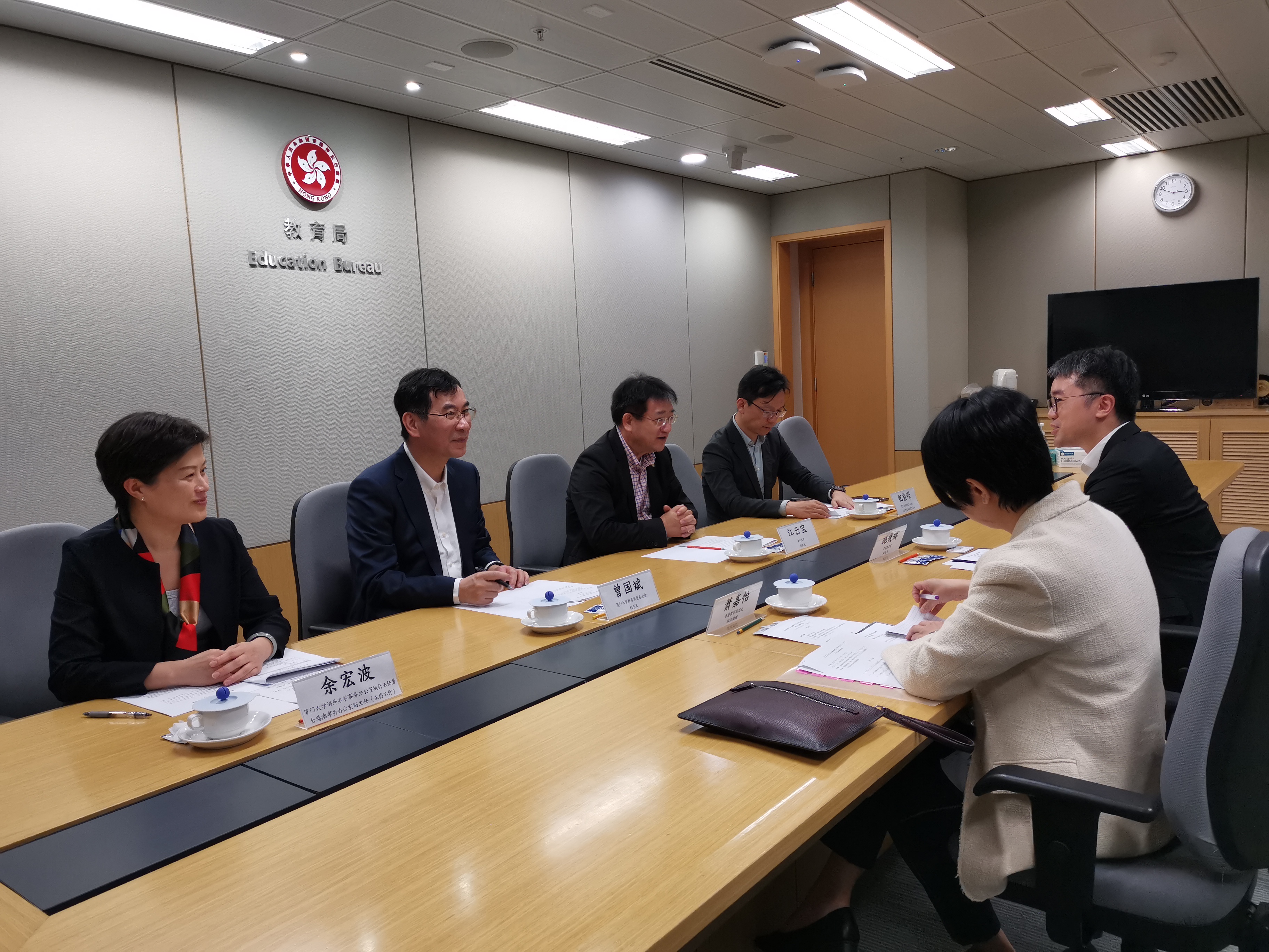 与香港教育局座谈.jpg