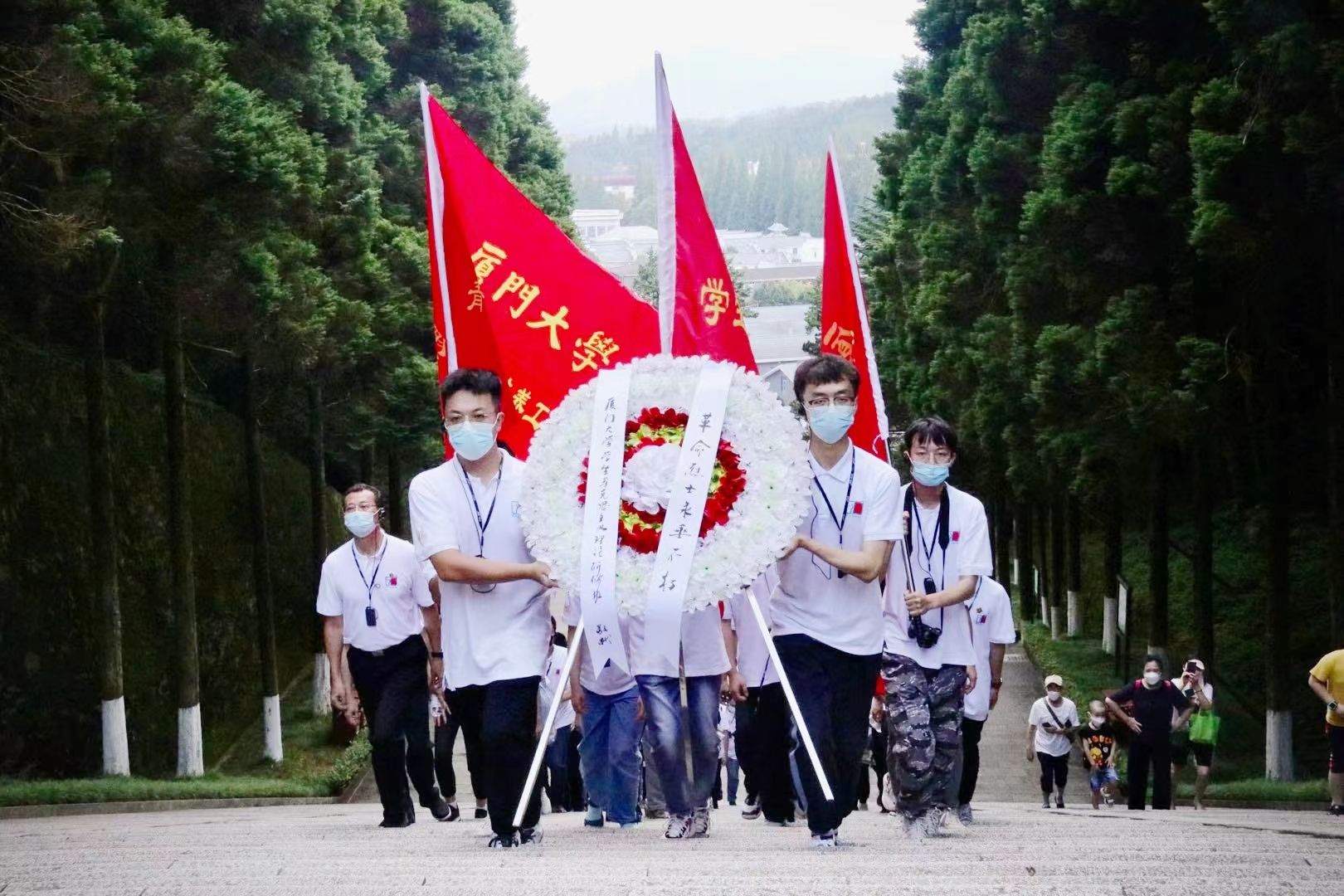 图7 敬献花圈.jpg