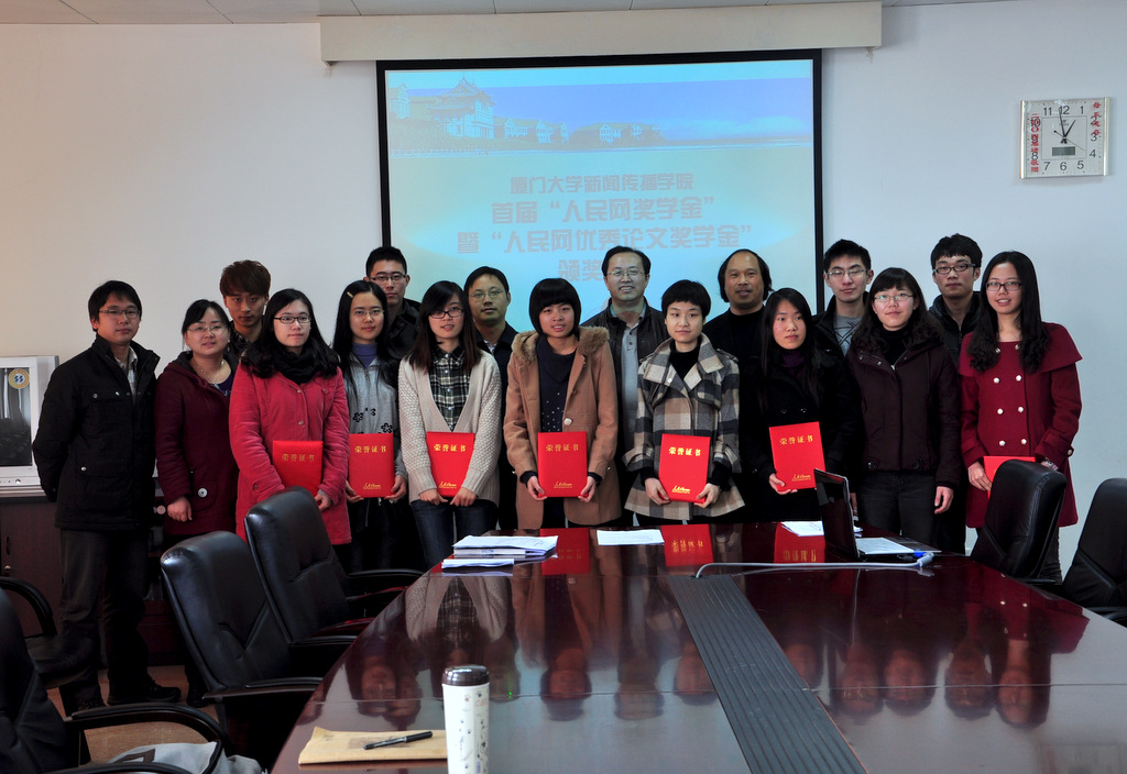 获奖同学与老师合影留念 摄影/张丹阳