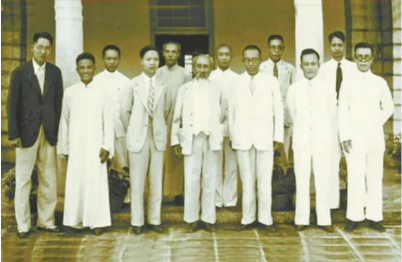 图2 1937年厦大私立改国立,萨本栋校长(前排左三)与私立厦大校长林文庆(前排左四)等在移交仪式上合影.png