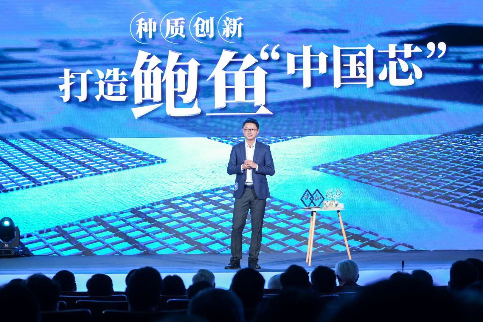 图2. 游伟伟现场演讲.jpg