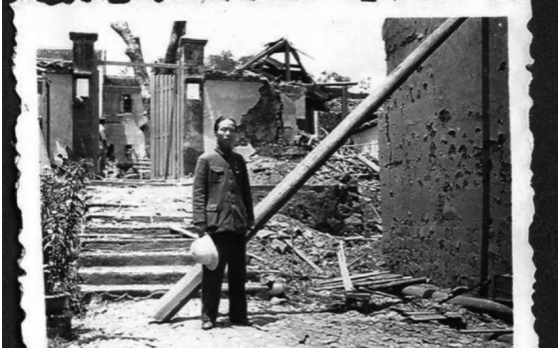 图8 萨本栋在炸毁的校舍前.png