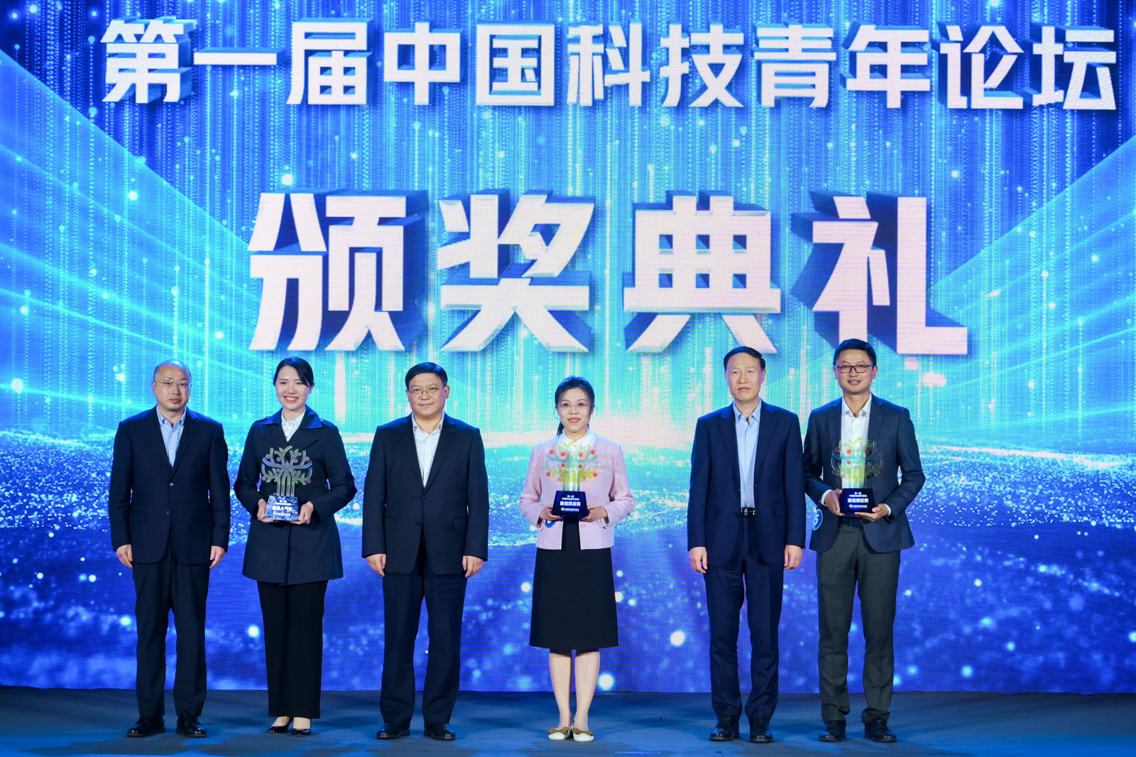 图1. 总论坛颁奖典礼-游伟伟(右1)荣获最佳策论奖.jpg