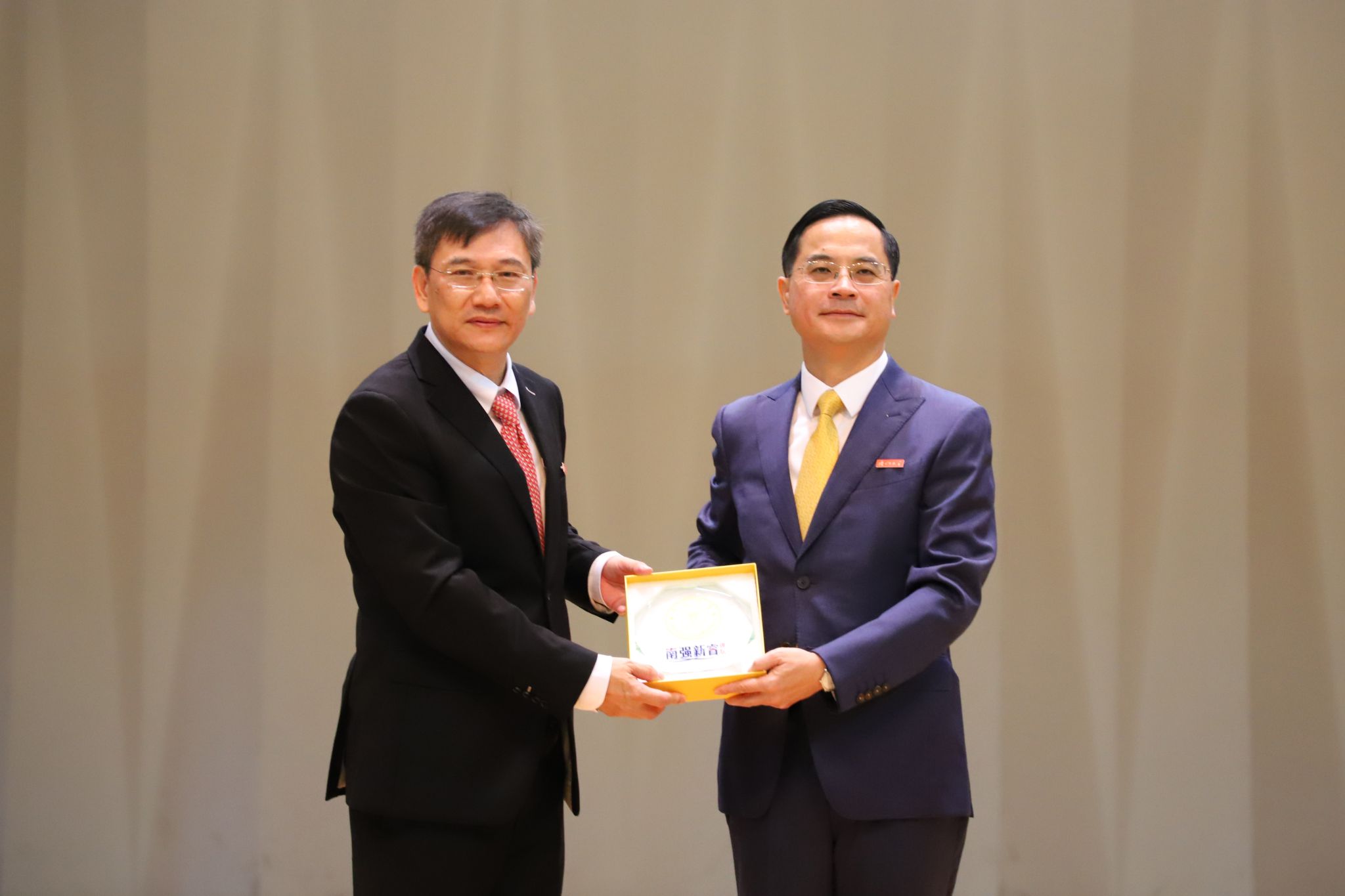 2.邱伟杰副校长颁授纪念牌.jpg