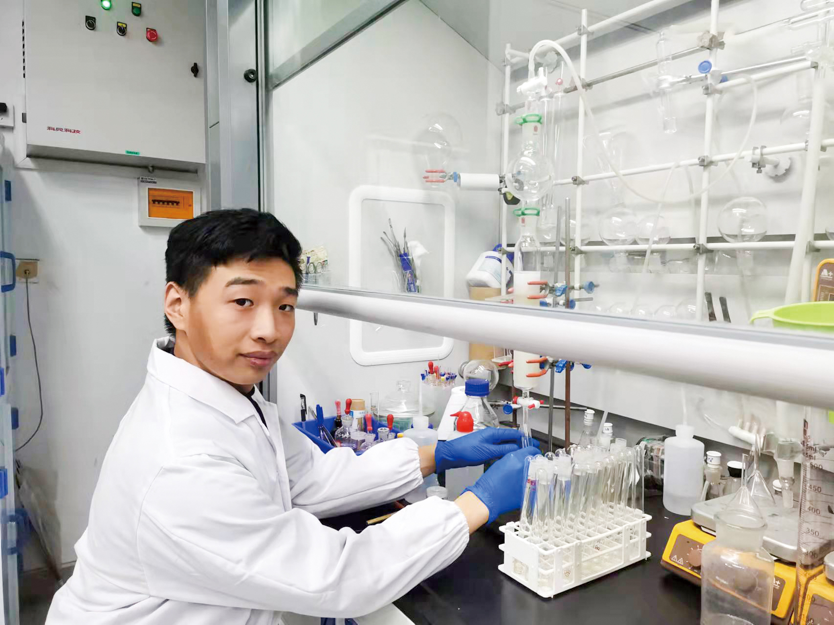 张一平在实验室参与课题组科研.jpg