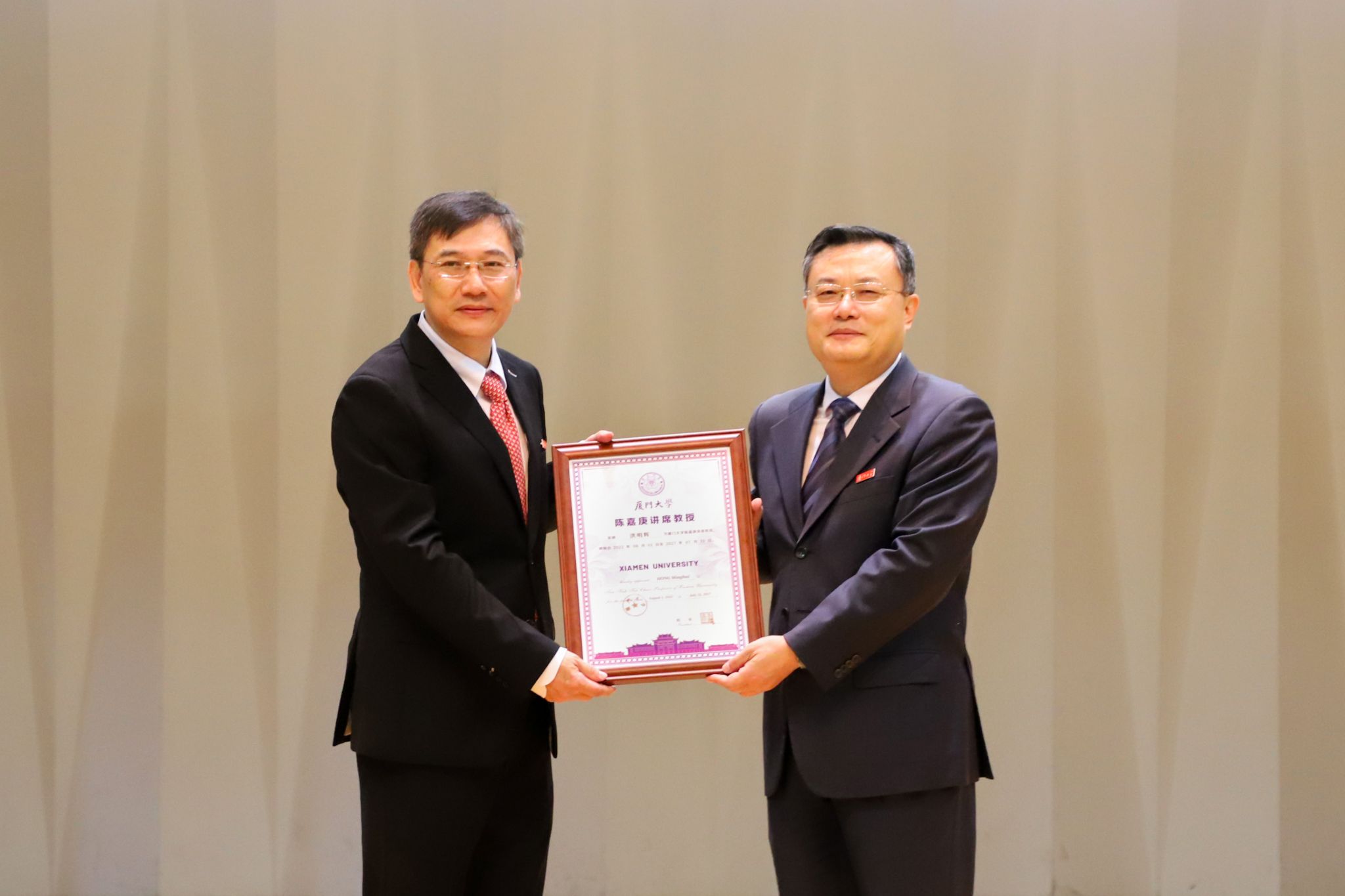 1.张荣书记颁发聘书.jpg
