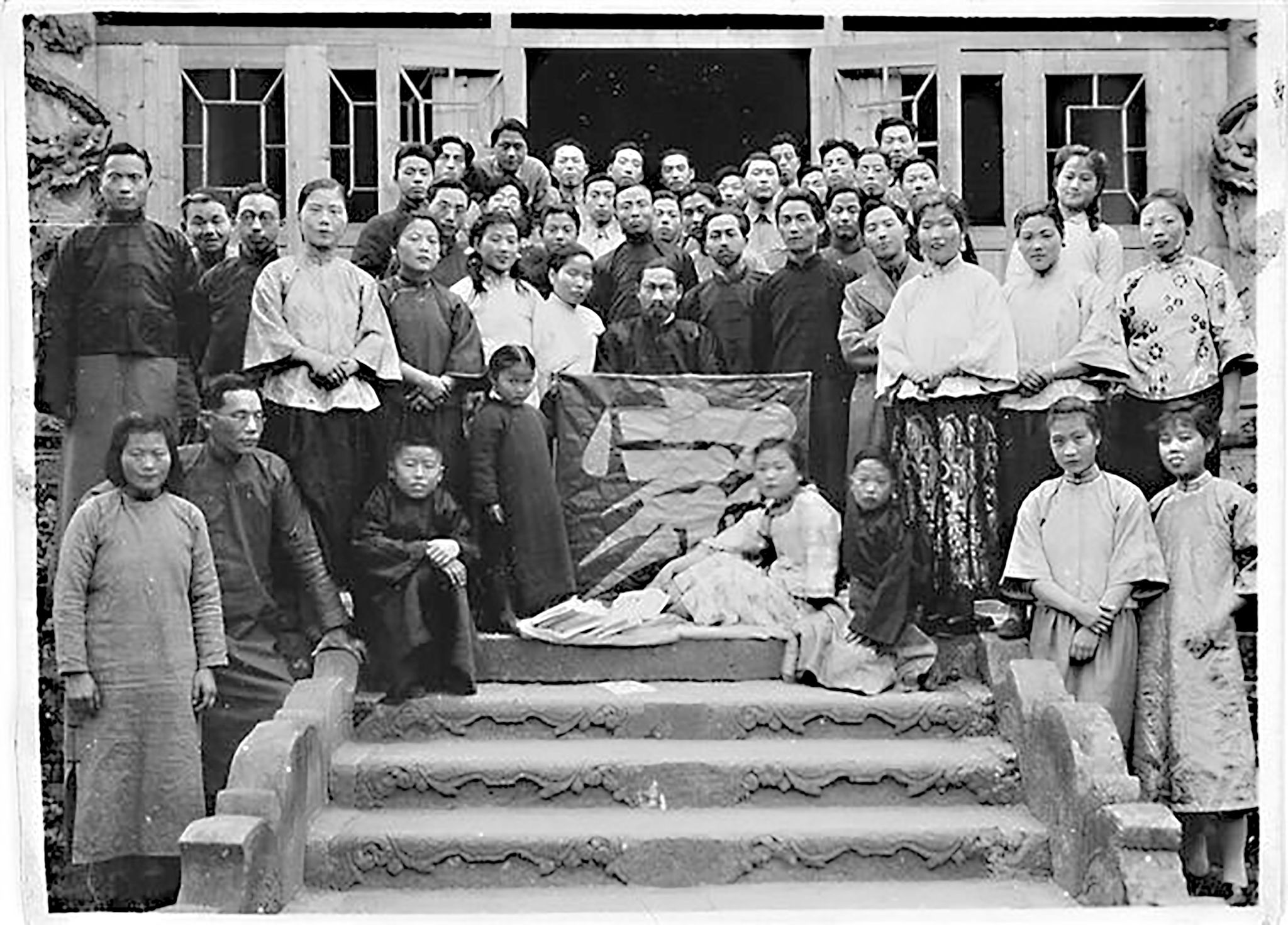 4-1-1演出话剧“家”的合影