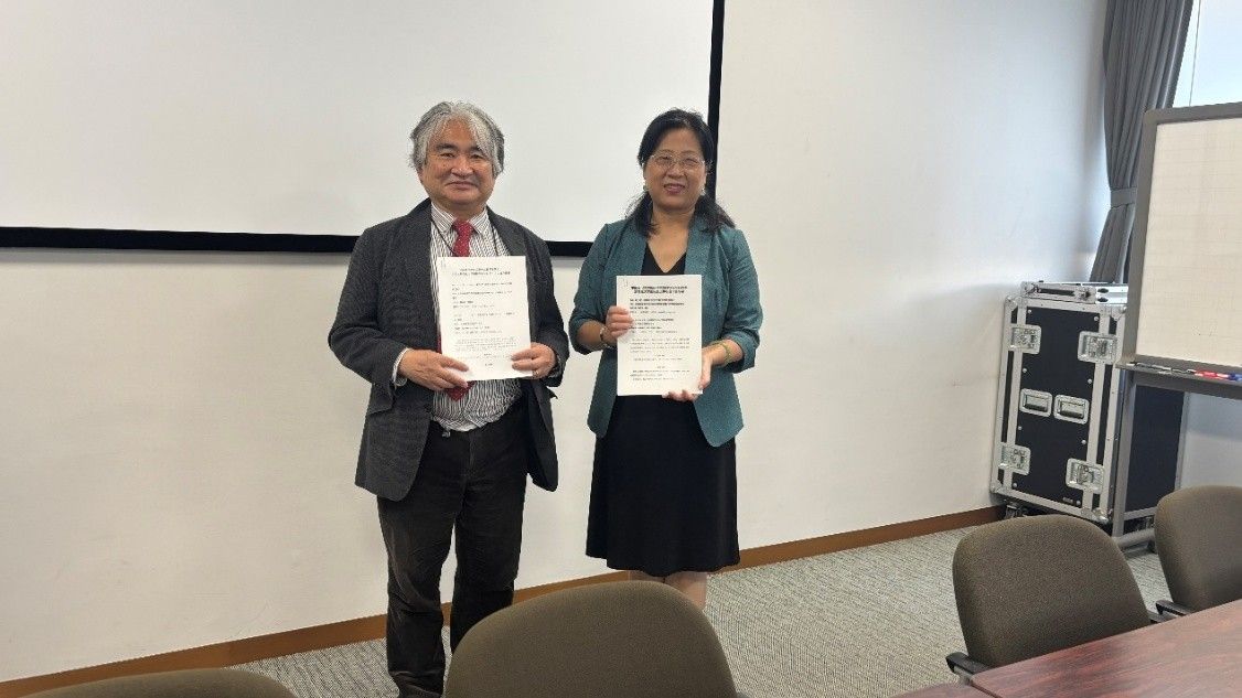 图3:陈志伟与大东文化大学外国语学部中国语学科系主任竹岛毅签订院际交流合作备忘录.jpg