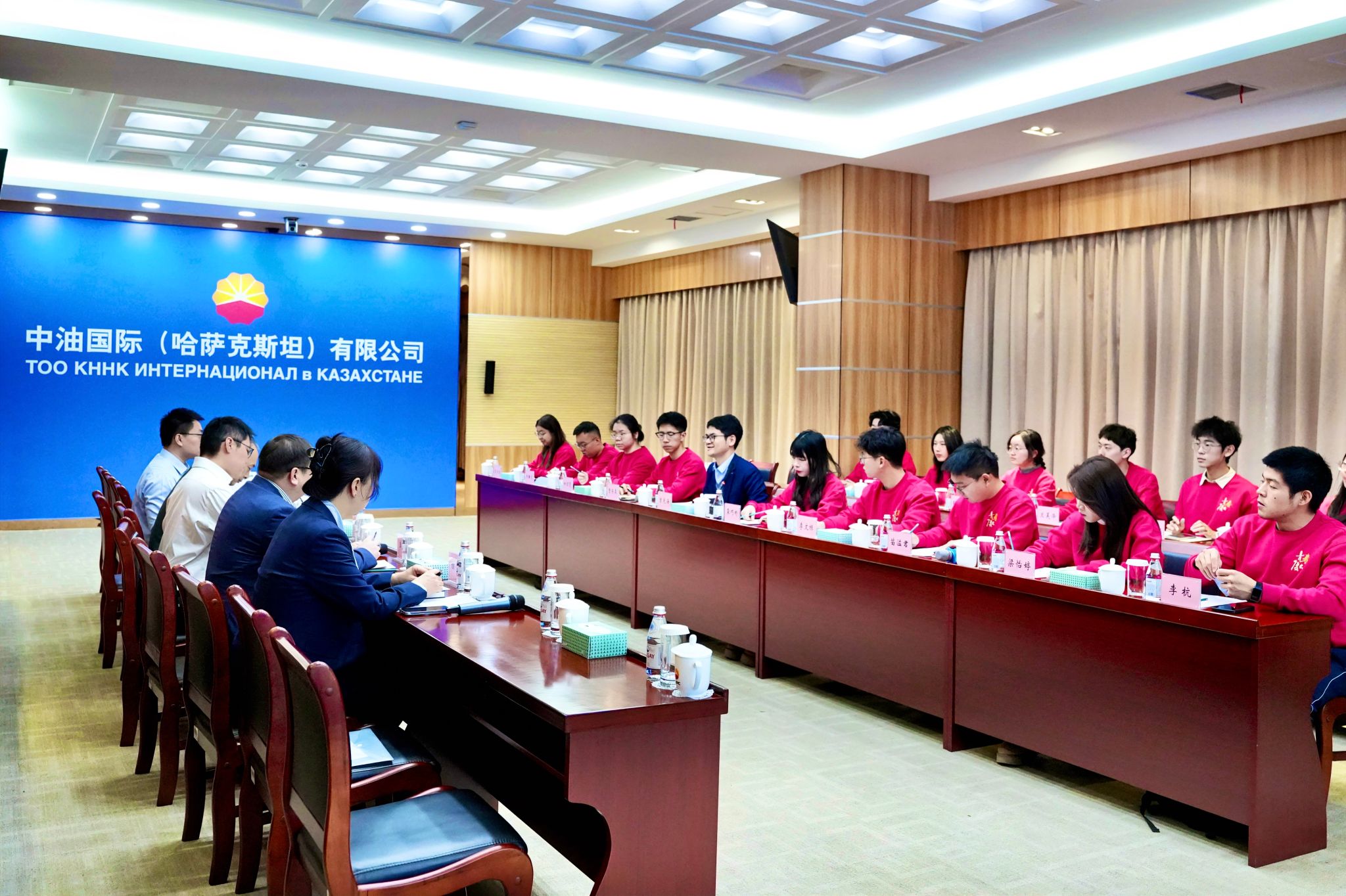 颉颃计划实践队成员在中油国际(哈萨克斯坦)有限公司进行座谈会 (2).jpg
