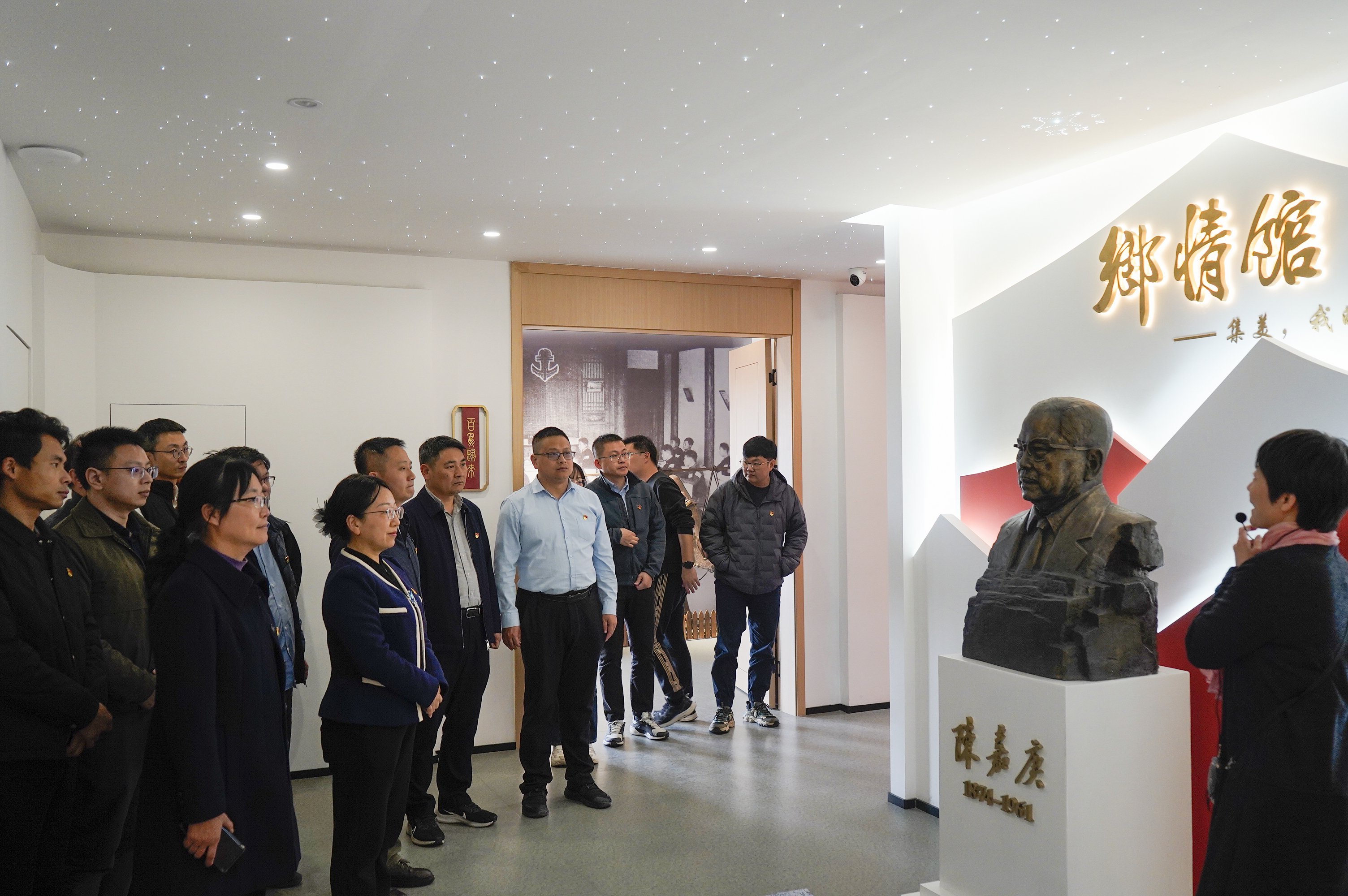 参观“乡情馆”.JPG
