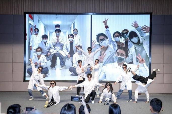 5白华课题组在实验室风采大赛上表演.jpg